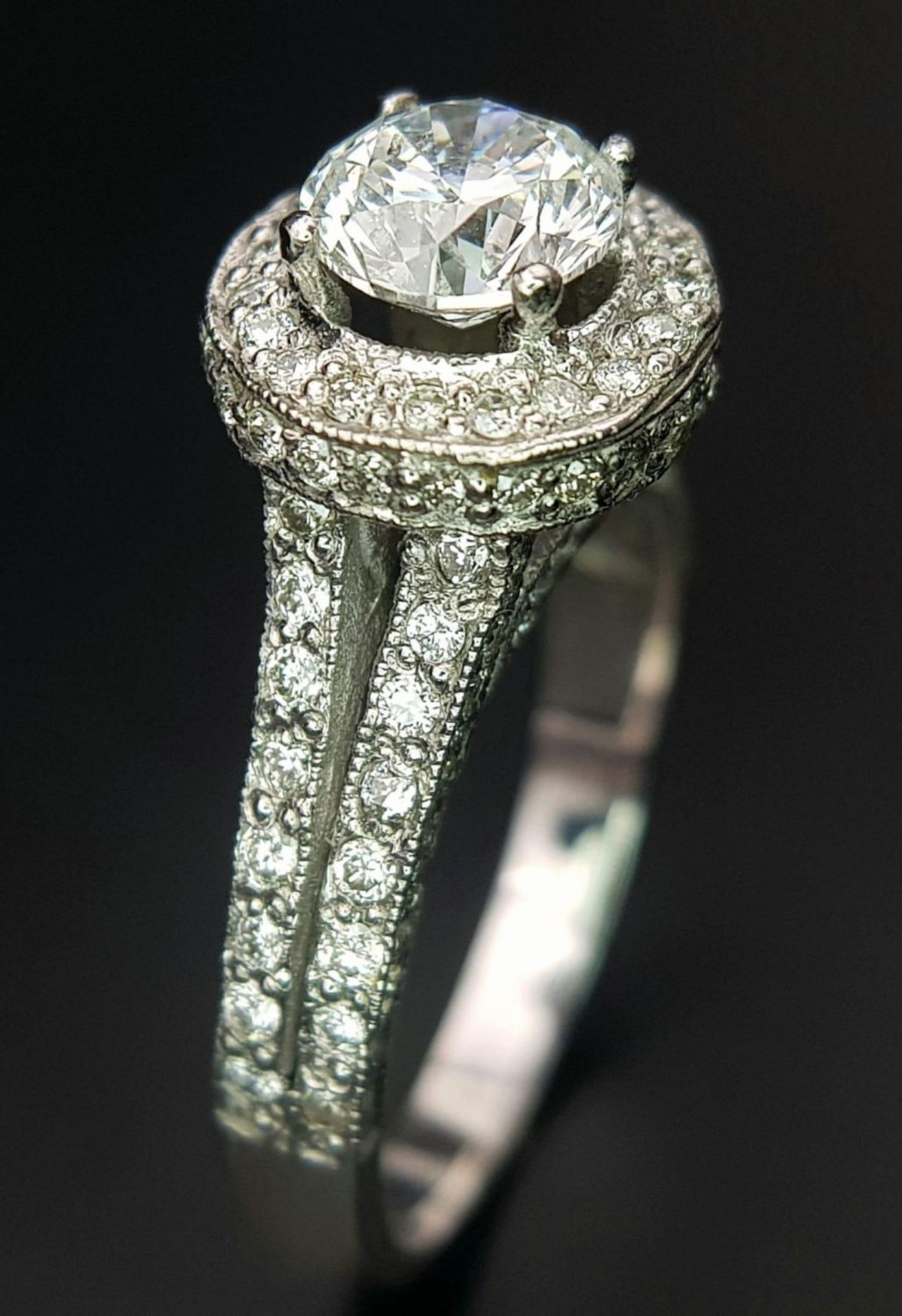 An 18 K white gold ring with a brilliant cut diamond (1.01 carats) surrounded by diamonds on the top - Bild 7 aus 22