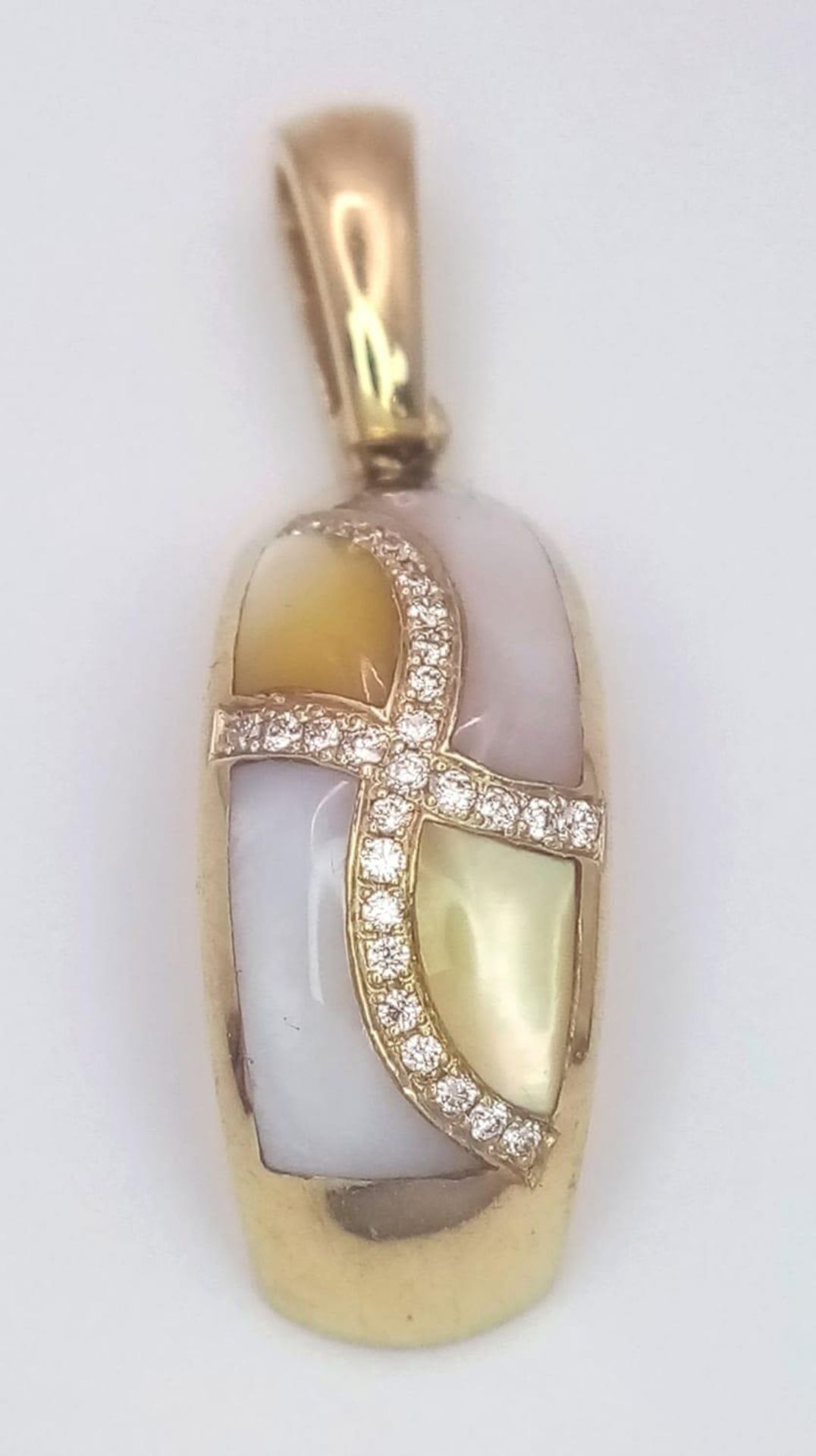 A 14 K yellow gold pendant with yellow and white Mother of pearl and diamonds arranged in a curvy - Image 5 of 10