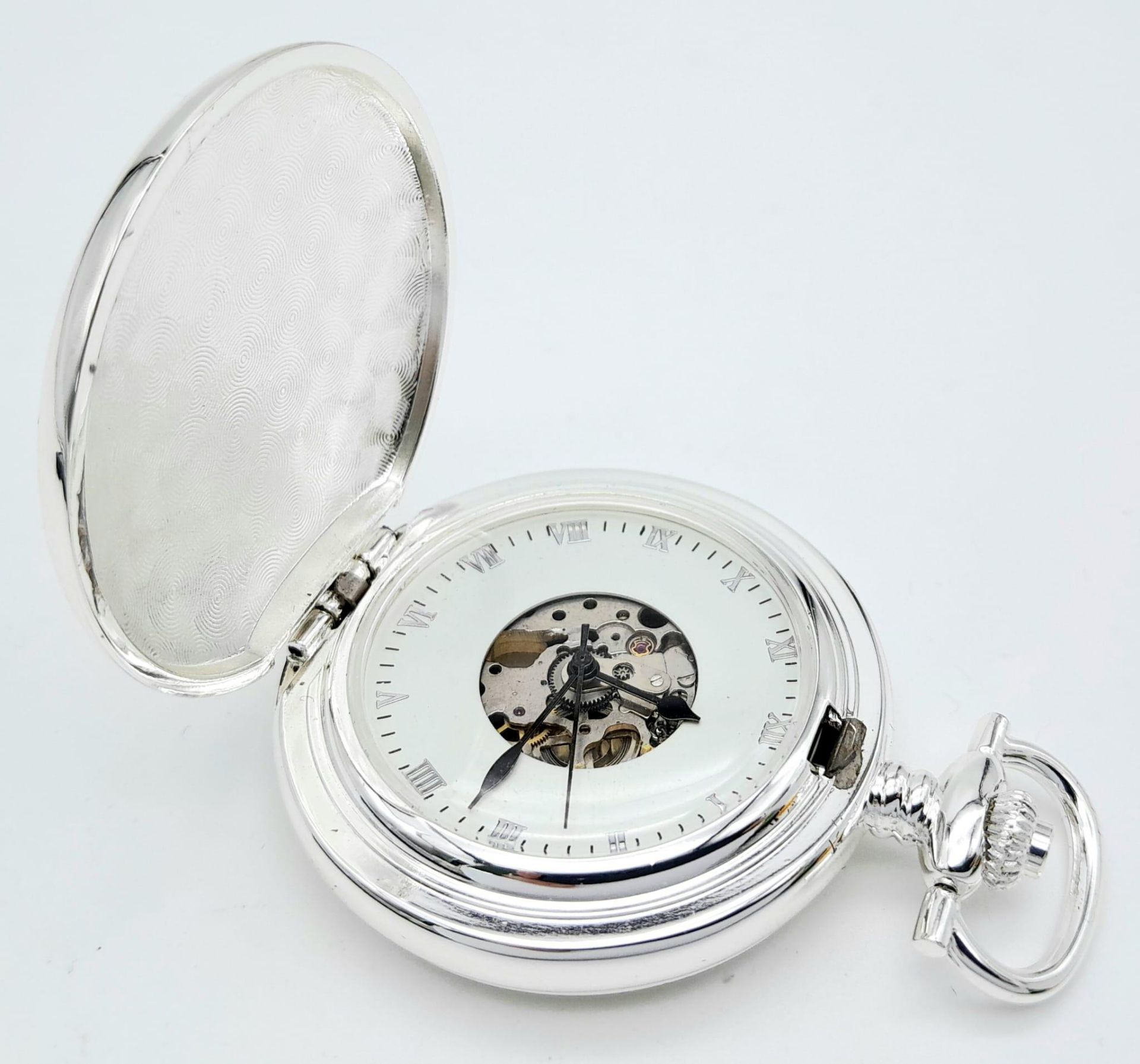 A Manual Wind Silver Plated Pocket Watch Detailing the Steam Train ‘LNER Class V2-1936-1966’. - Bild 2 aus 11