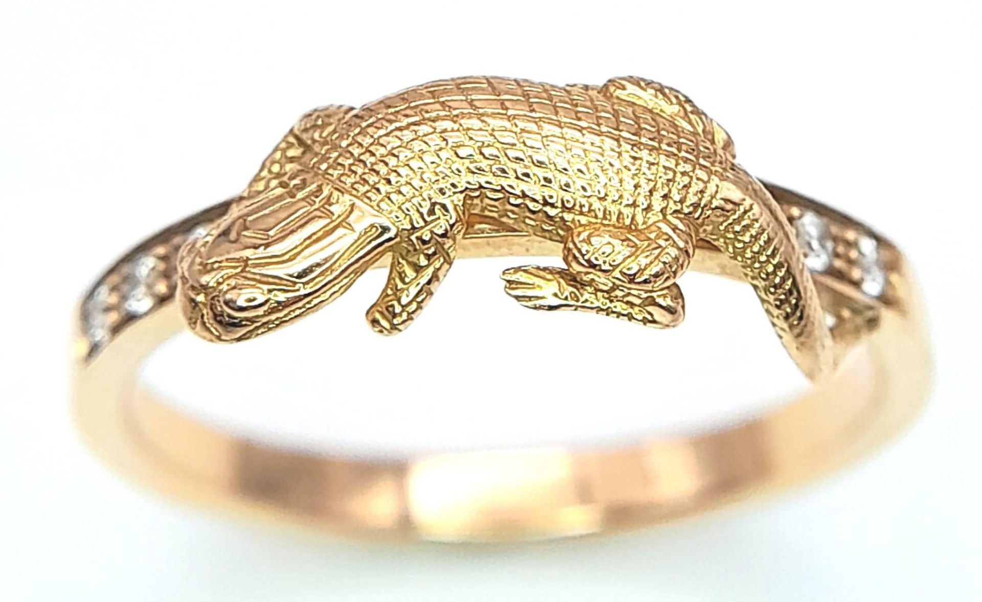 AN 18K YELLOW GOLD, THEO FENNELL (DESIGNER) DIAMOND SET LIZARD RING. 3G. SIZE M - Image 4 of 6