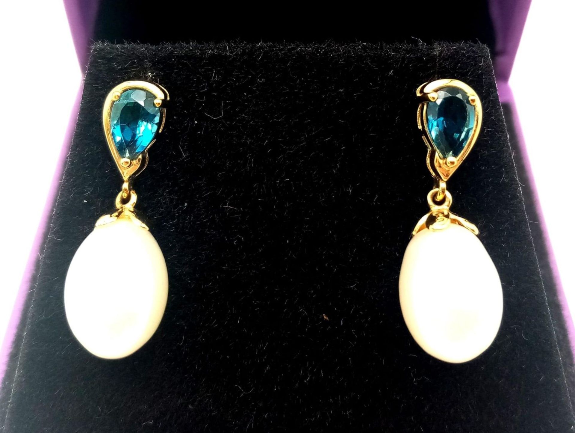 A Pair of White Pearl and London Blue Topaz 9K Gold Drop Earrings. 3.6g total weight. - Bild 5 aus 14