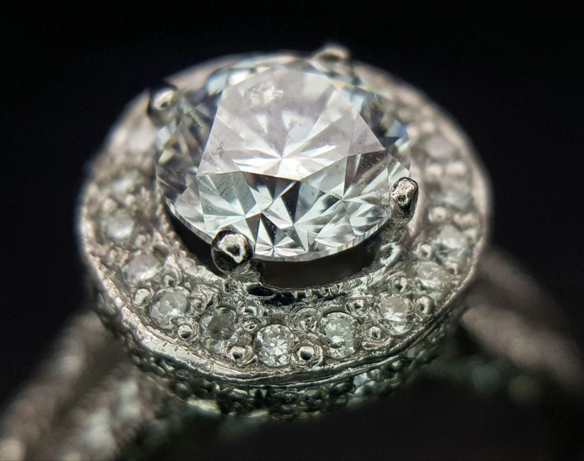 An 18 K white gold ring with a brilliant cut diamond (1.01 carats) surrounded by diamonds on the top - Bild 13 aus 22