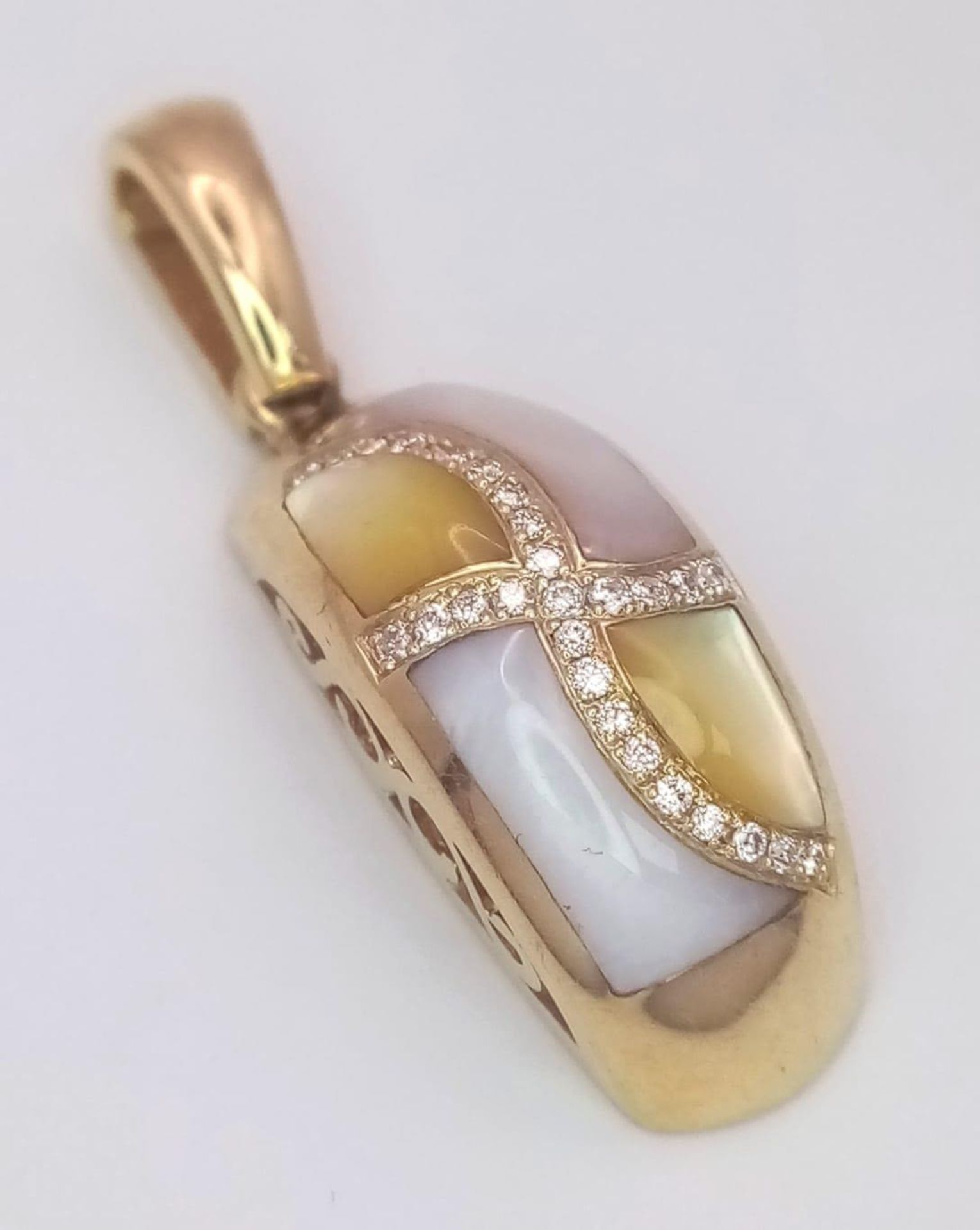 A 14 K yellow gold pendant with yellow and white Mother of pearl and diamonds arranged in a curvy - Image 3 of 10