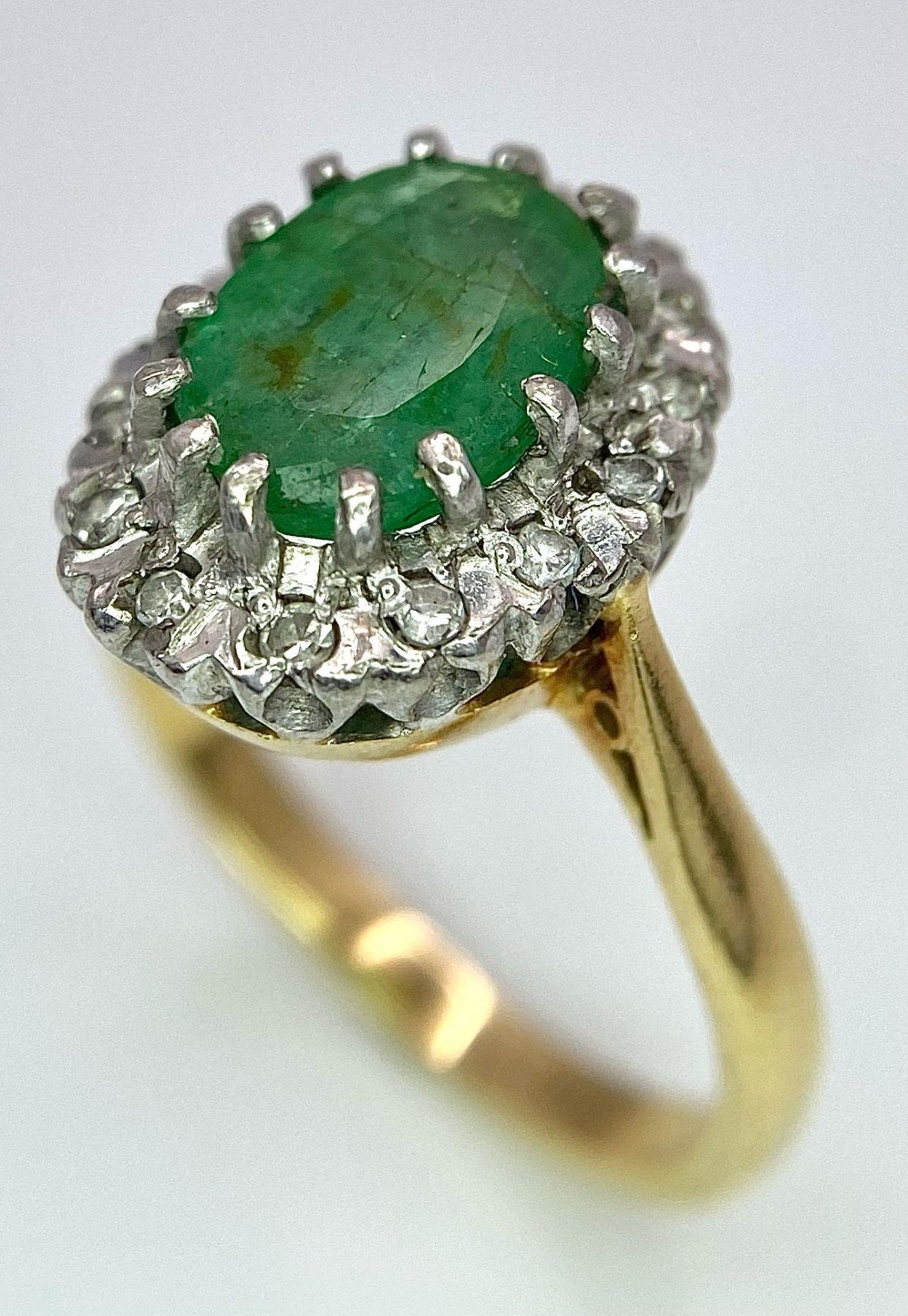 An 18K Yellow Gold, Emerald and Diamond Ring. Central 2ct emerald with a diamond surround. Size J. - Bild 4 aus 7