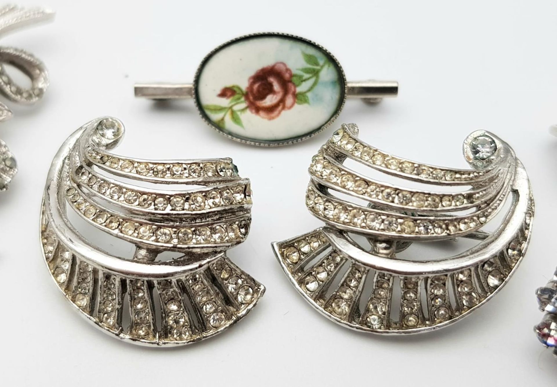 An Art Deco Style White Metal Jewellery Lot. Comprising of four pairs of earrings, and five - Bild 4 aus 14