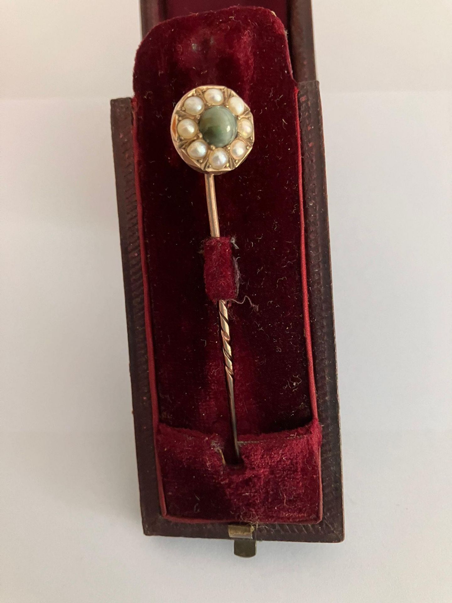 Antique GOLD TIE PIN Set with AGATE and PEARLS. Complete with original case. 2.5 grams.