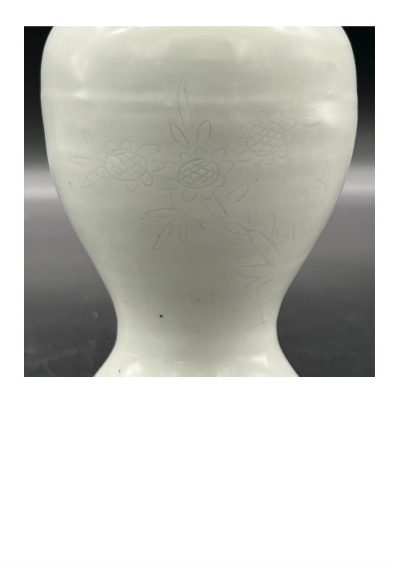 A “sweet white” glazed two-handled vase with flower and bird pattern, Late Ming Dynasty. Minor - Bild 3 aus 9