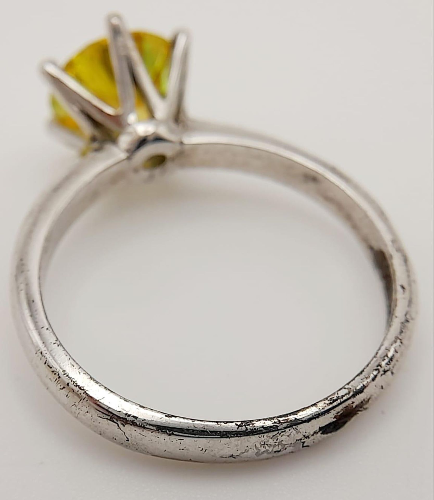 A sterling silver solitaire ring with a round cut yellow moissanite (2 carats), size: N1/2, - Bild 6 aus 9