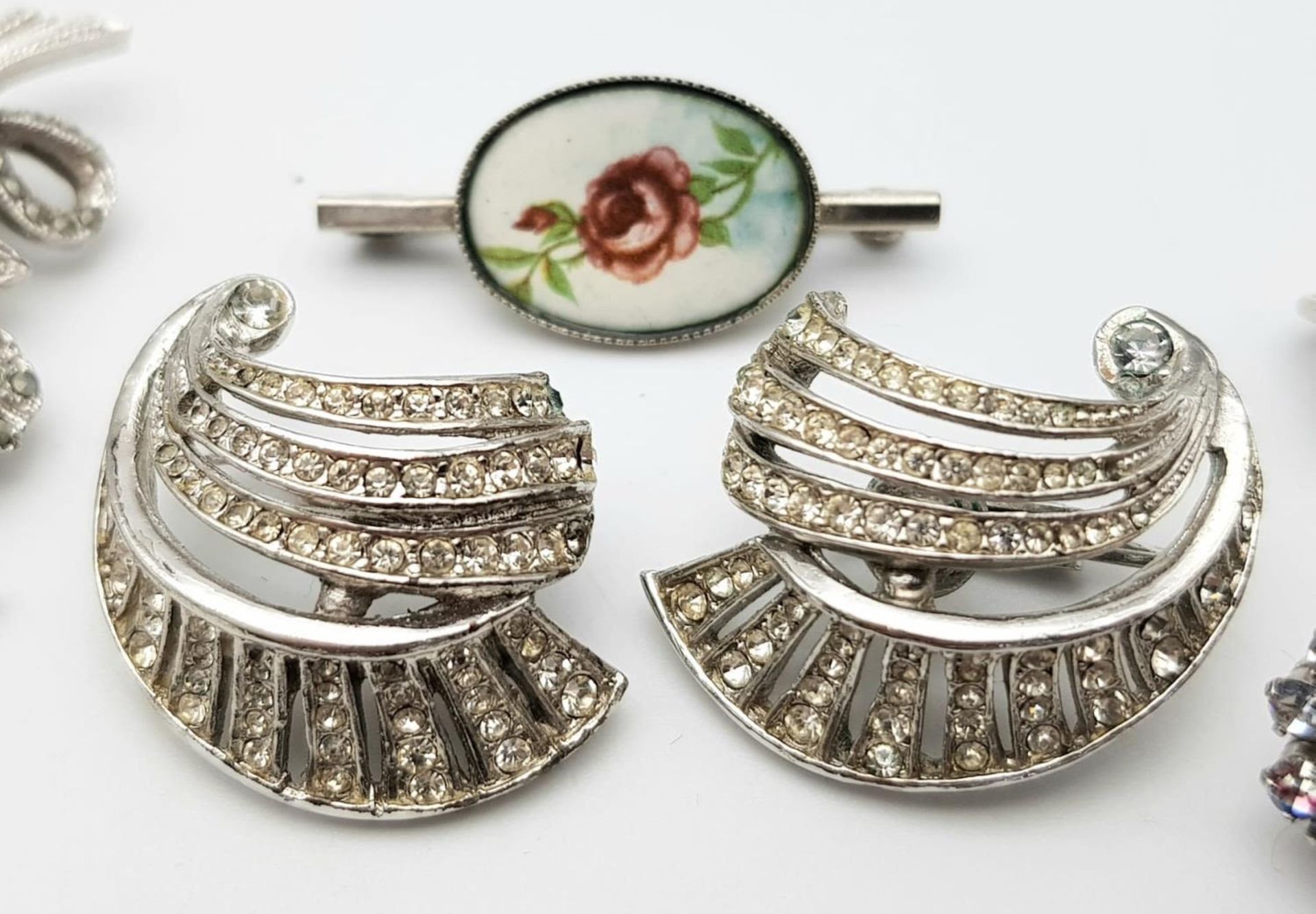 An Art Deco Style White Metal Jewellery Lot. Comprising of four pairs of earrings, and five - Bild 7 aus 14