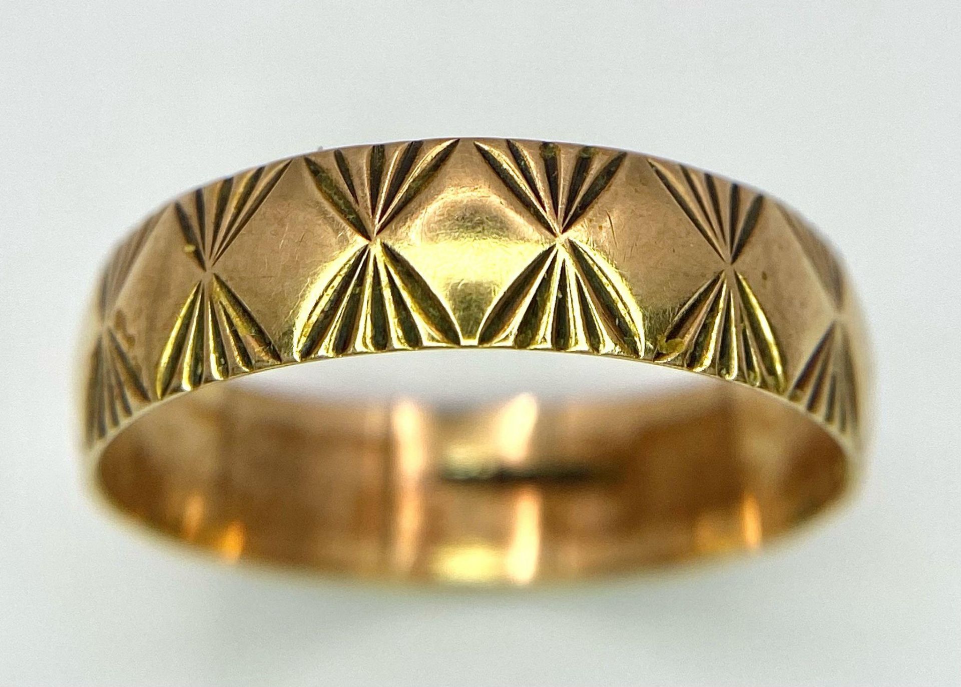 A Vintage 9K Yellow Gold Band Ring with Geometric Pattern Decoration. 6mm width. Size R. 2.1g - Bild 2 aus 11