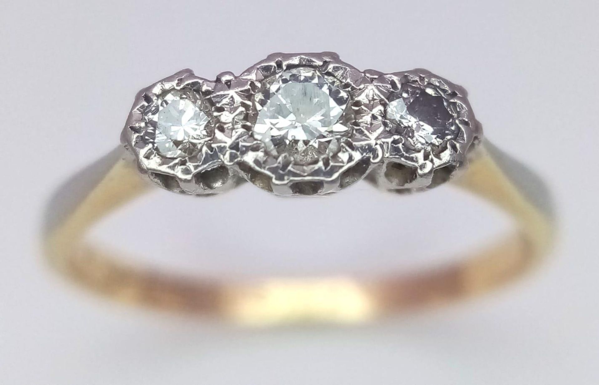 An 18 K yellow gold and platinum ring with a trilogy of round cut diamonds, size: L, weight: 1.9 g. - Bild 2 aus 4