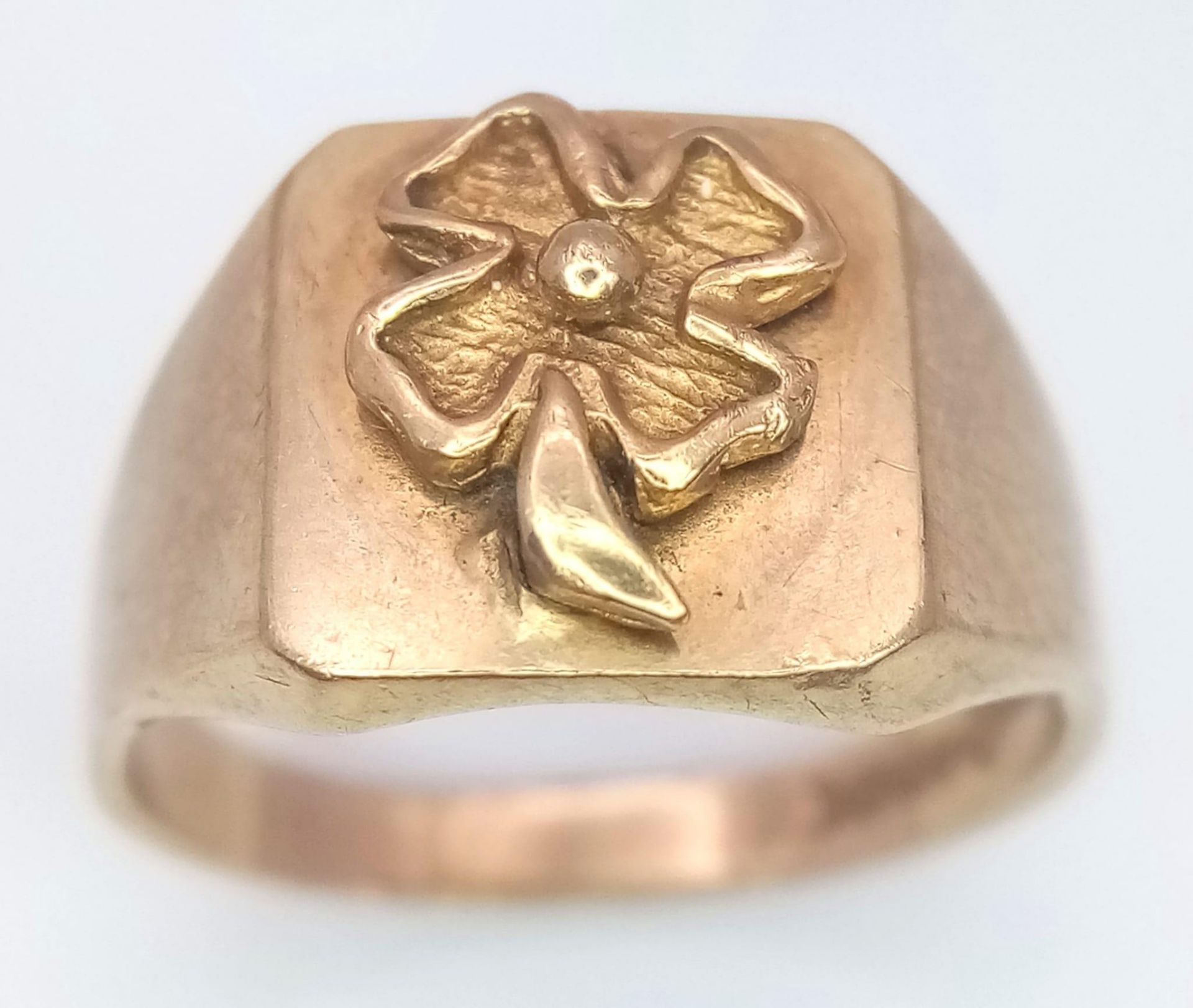 A 9K YELLOW GOLD 4 LEAF SHAMROCK CLOVER RING. 3.5G. SIZE P.