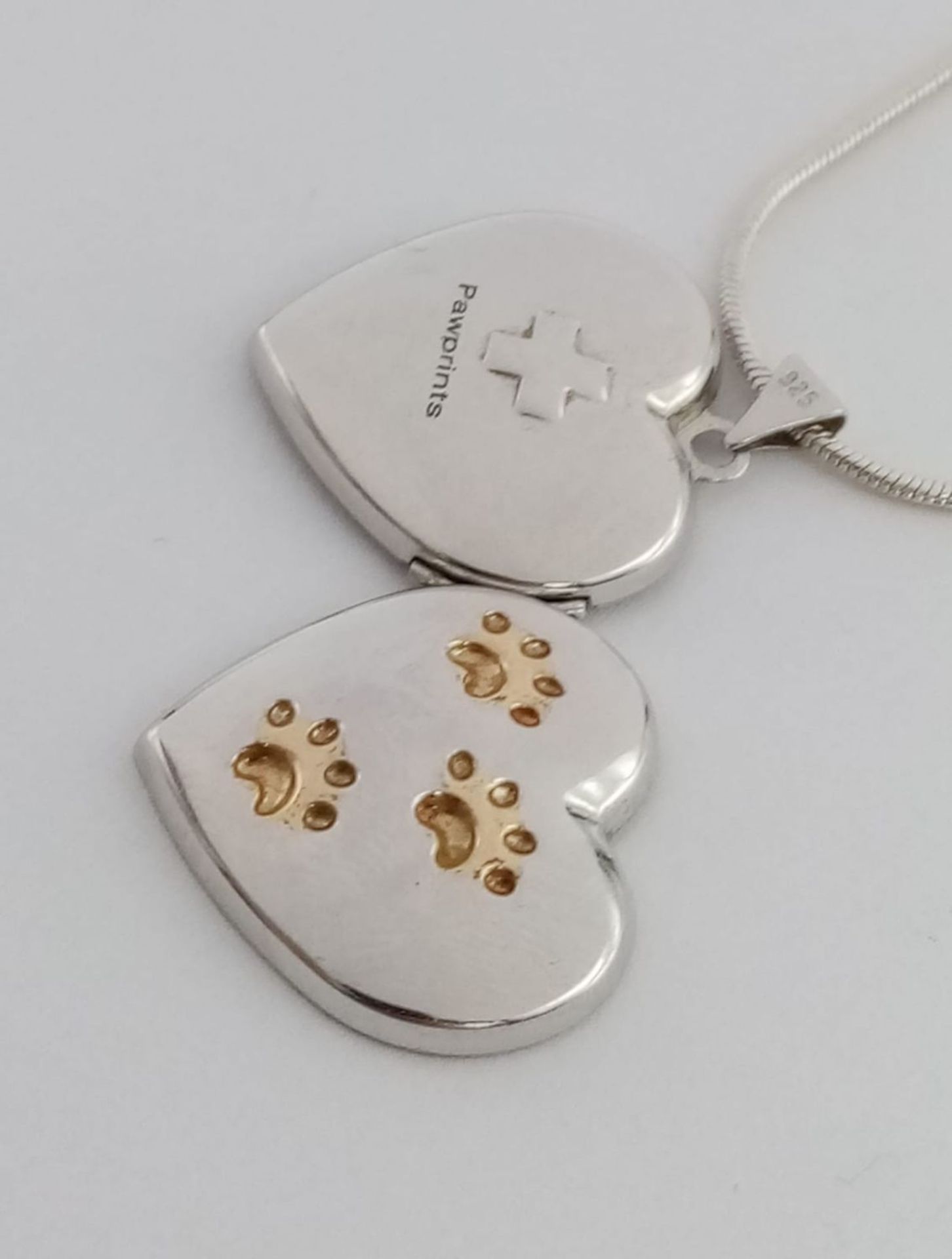 A fancy 925 silver Pawprints heart locket pendant on silver chain. Total weight 6.7G. Total length - Image 5 of 6