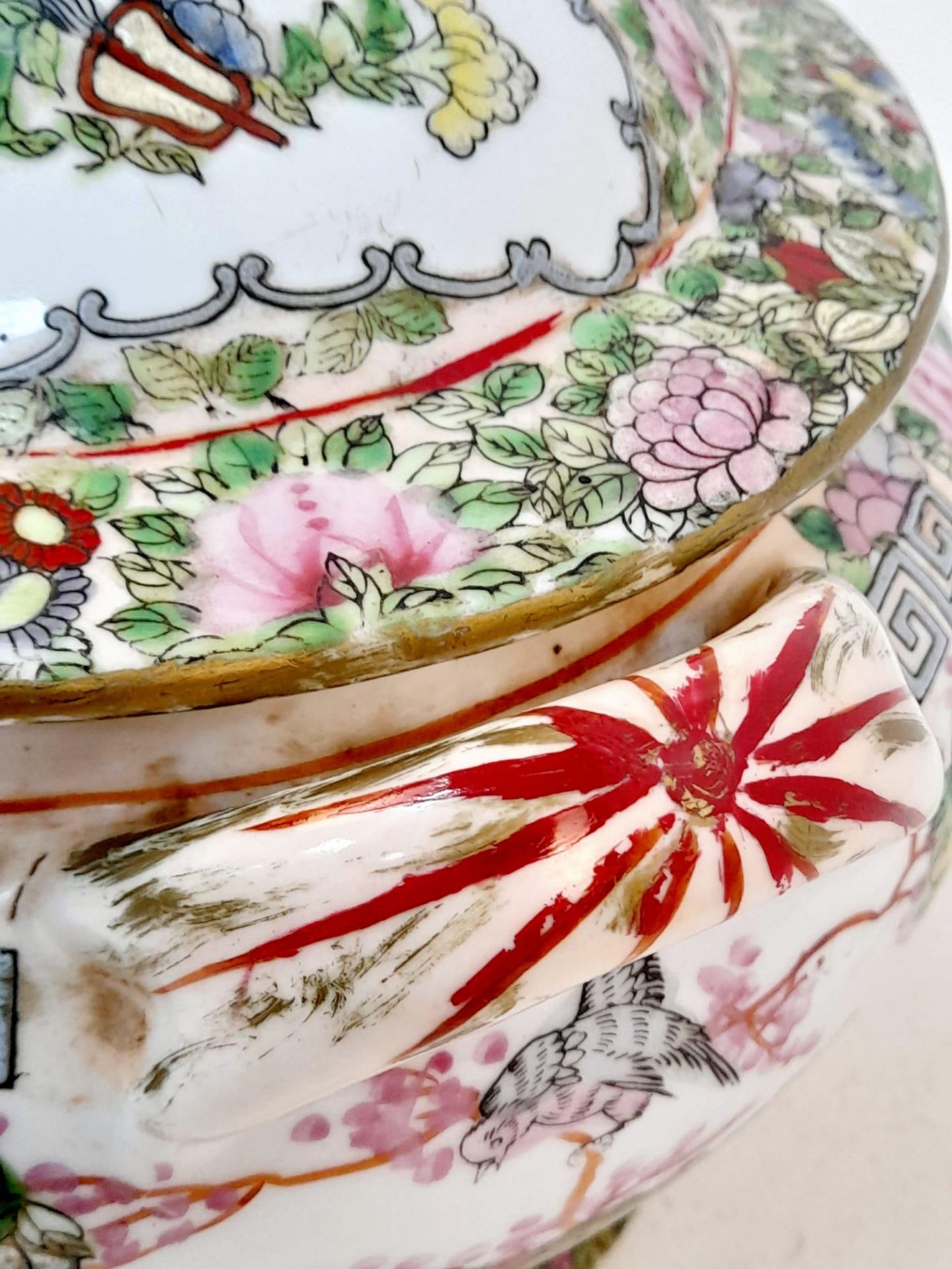 An Antique Chinese Canton Famille Rose Soup/Vegetable Tureen. Decorated with court scenes and - Bild 4 aus 4