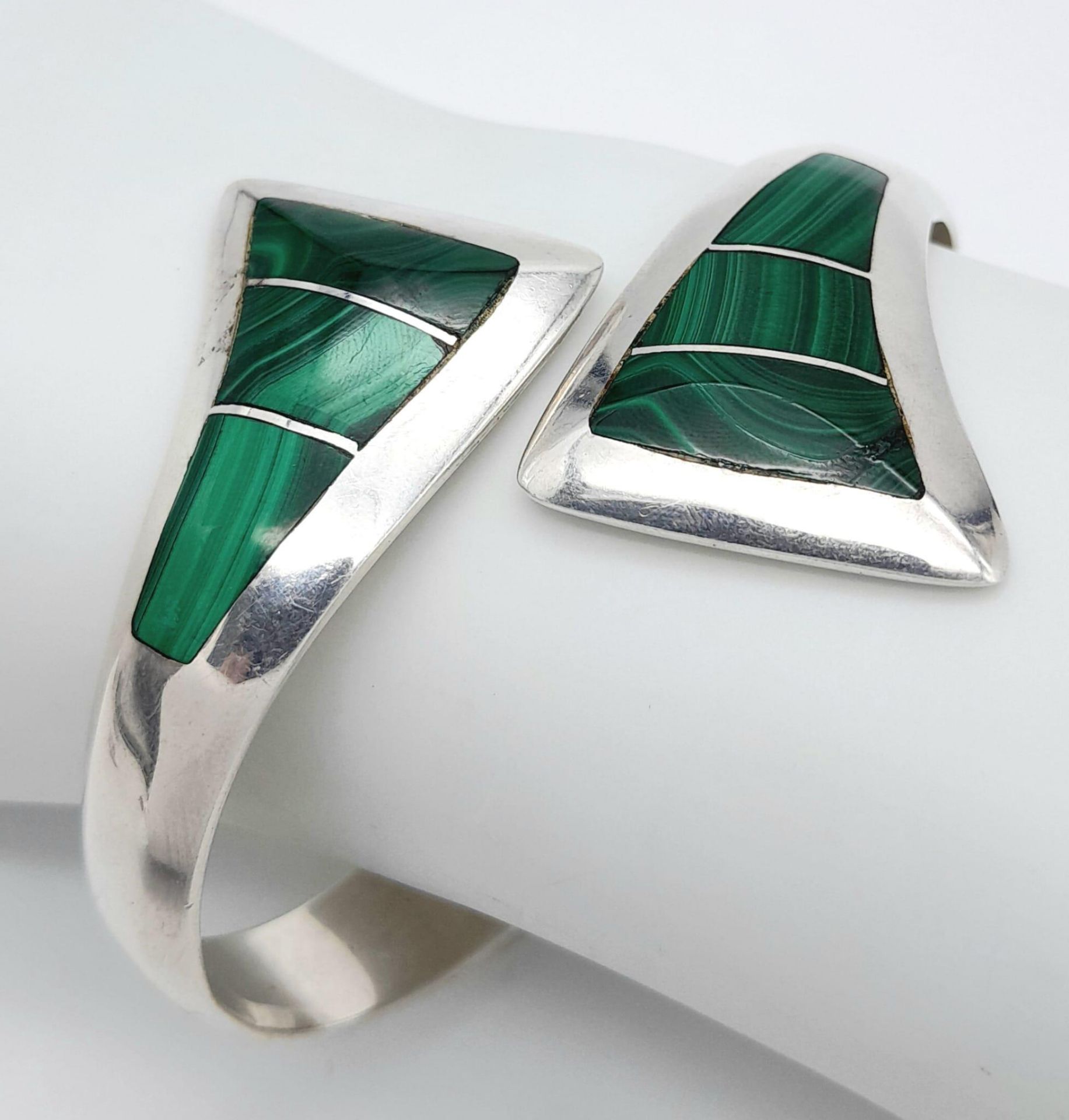 A Mexican Silver and Malachite Stylish Cuff Bangle. 50g - Image 3 of 7