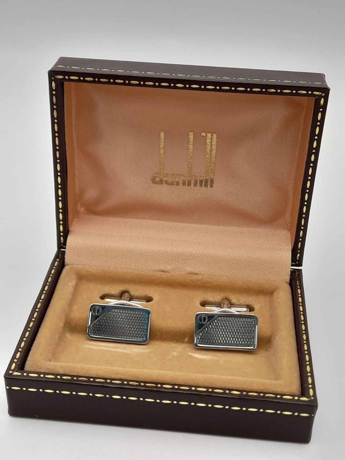 A Pair of Hallmarked 1985 Sterling Silver Cufflinks by Dunhill in their original presentation box. - Bild 6 aus 13