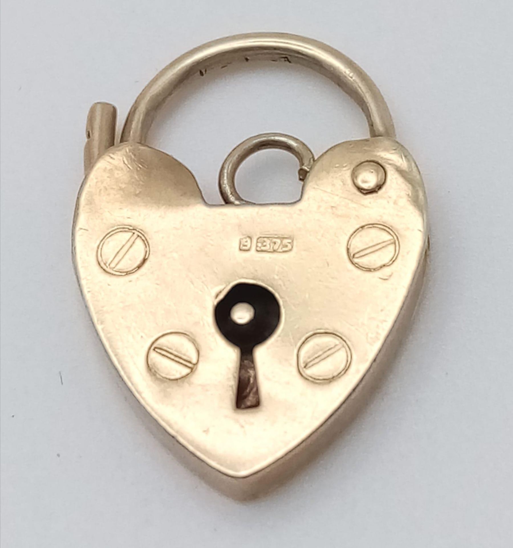 A 9K Yellow Gold Heart Clasp. 1.16g