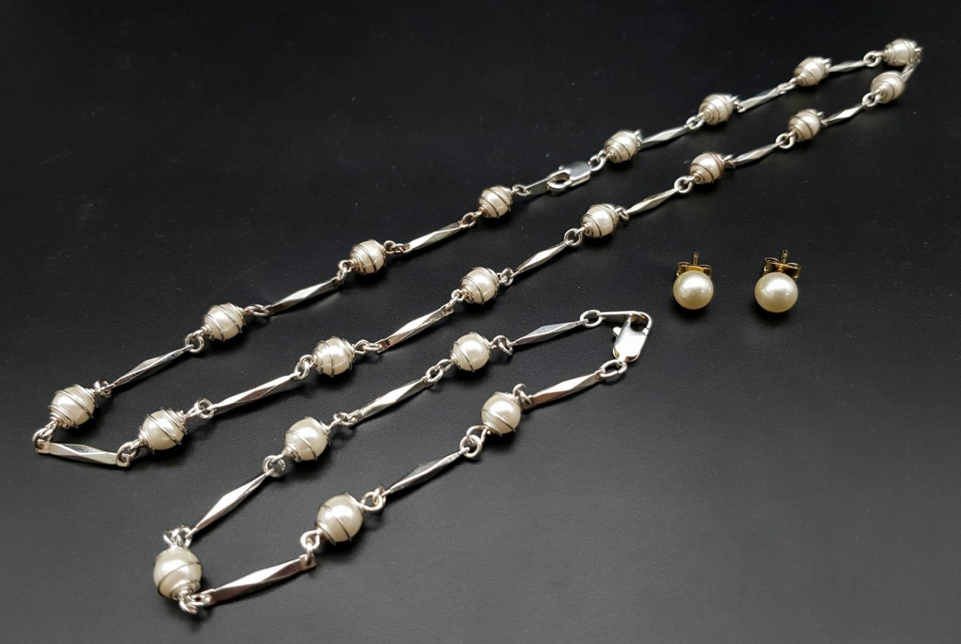 A truly elegant, silver and 14 K white gold plated, Mallorca pearl necklace, bracelet and earrings - Image 6 of 8