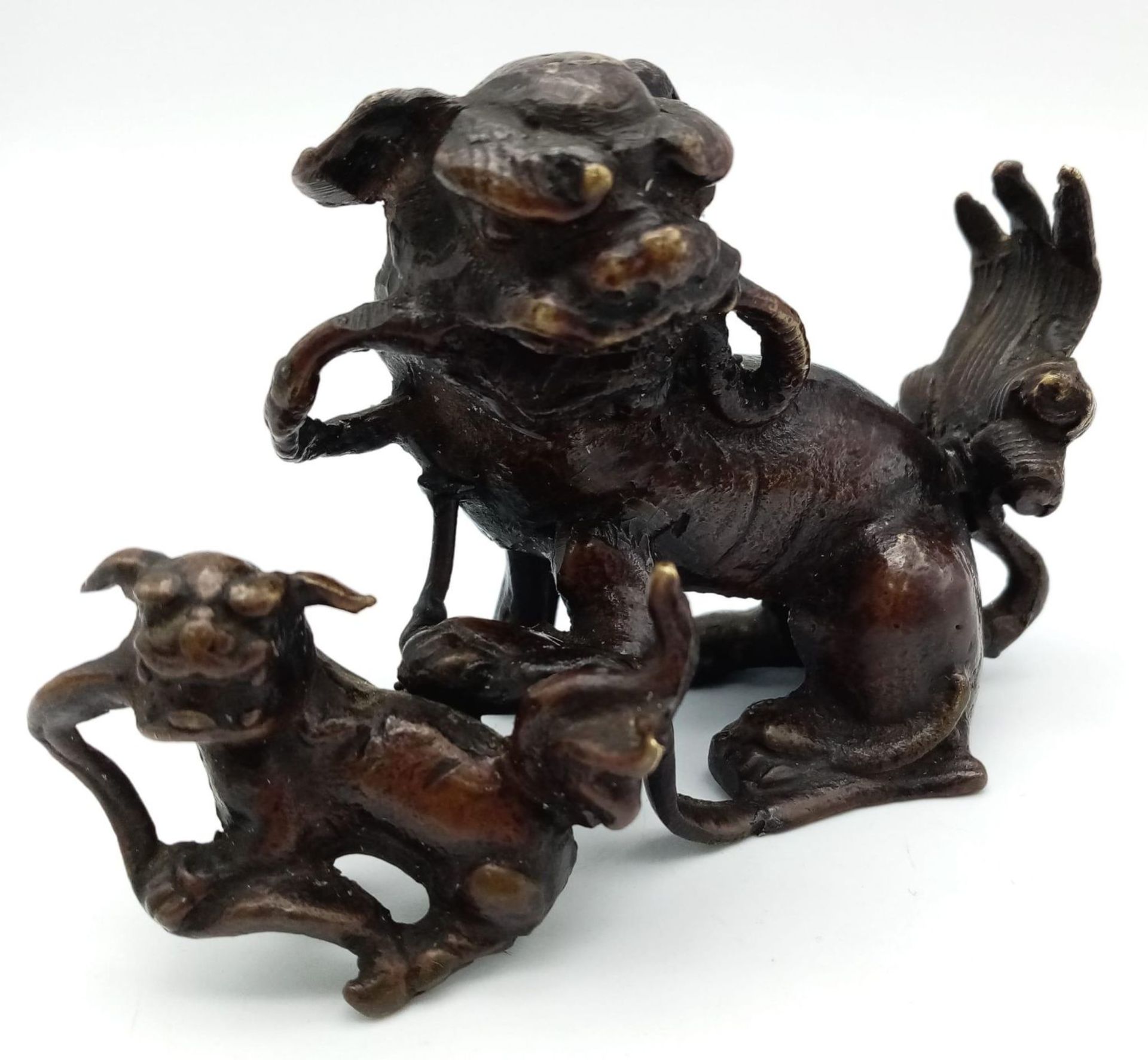 A Superb Antique Japanese Bronze Figure of Two Shishi Lions. Meiji period with wonderful detail - Bild 2 aus 5