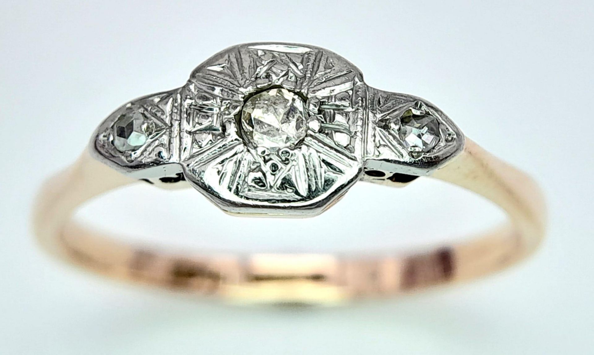 AN 18K YELLOW GOLD & PLATINUM VINTAGE DIAMOND RING. 2.3G. SIZE O - Image 3 of 5