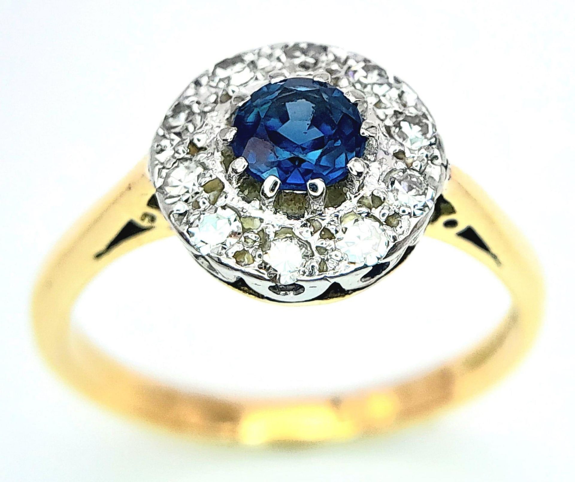 A VINTAGE 18K YELLOW GOLD, PLATINUM DIAMOND & SAPPHIRE CLUSTER RING. 3.9G. SIZE M - Bild 2 aus 6