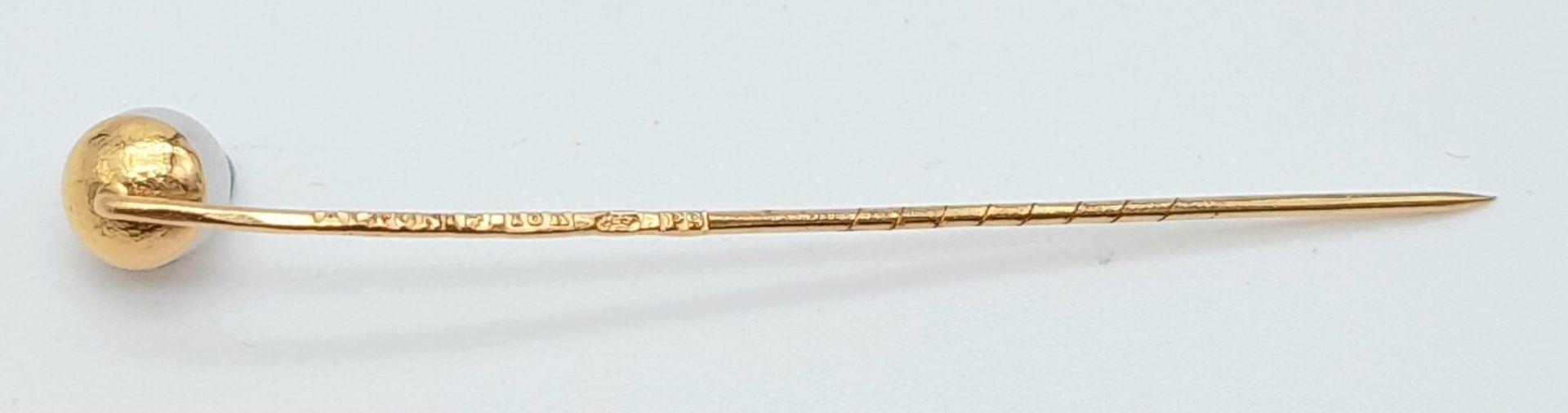 An 18K Yellow Gold and Solitary Pearl Stick Pin. 5cm. 0.7g - Image 3 of 5