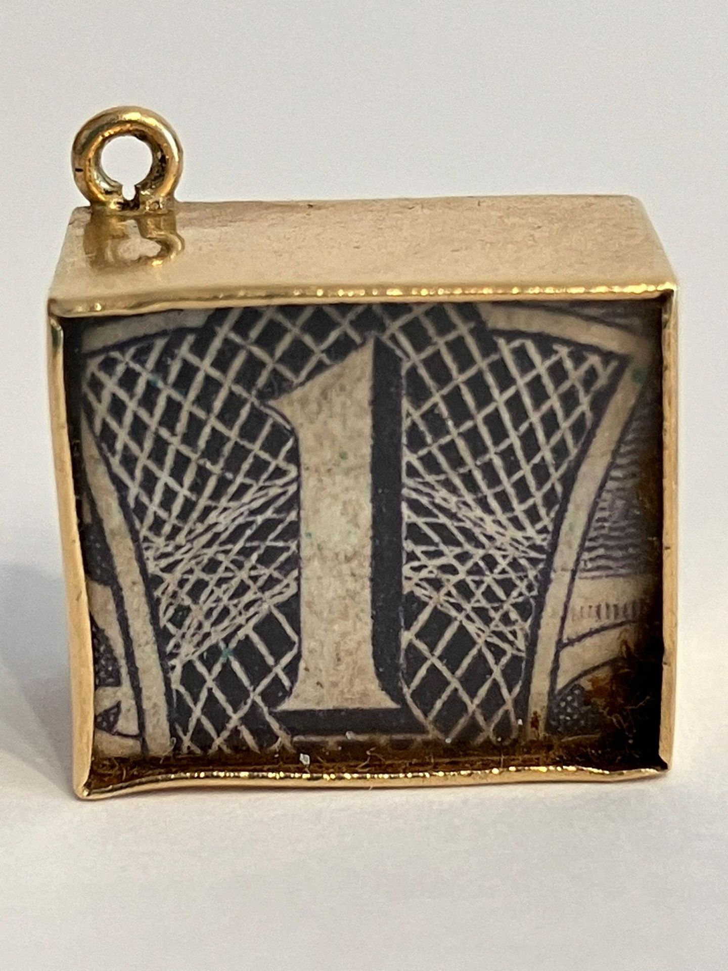 Vintage 9 carat GOLD CHARM with folded BLUE £1 NOTE inside a windowed 9 carat GOLD Case. Full UK - Image 5 of 9