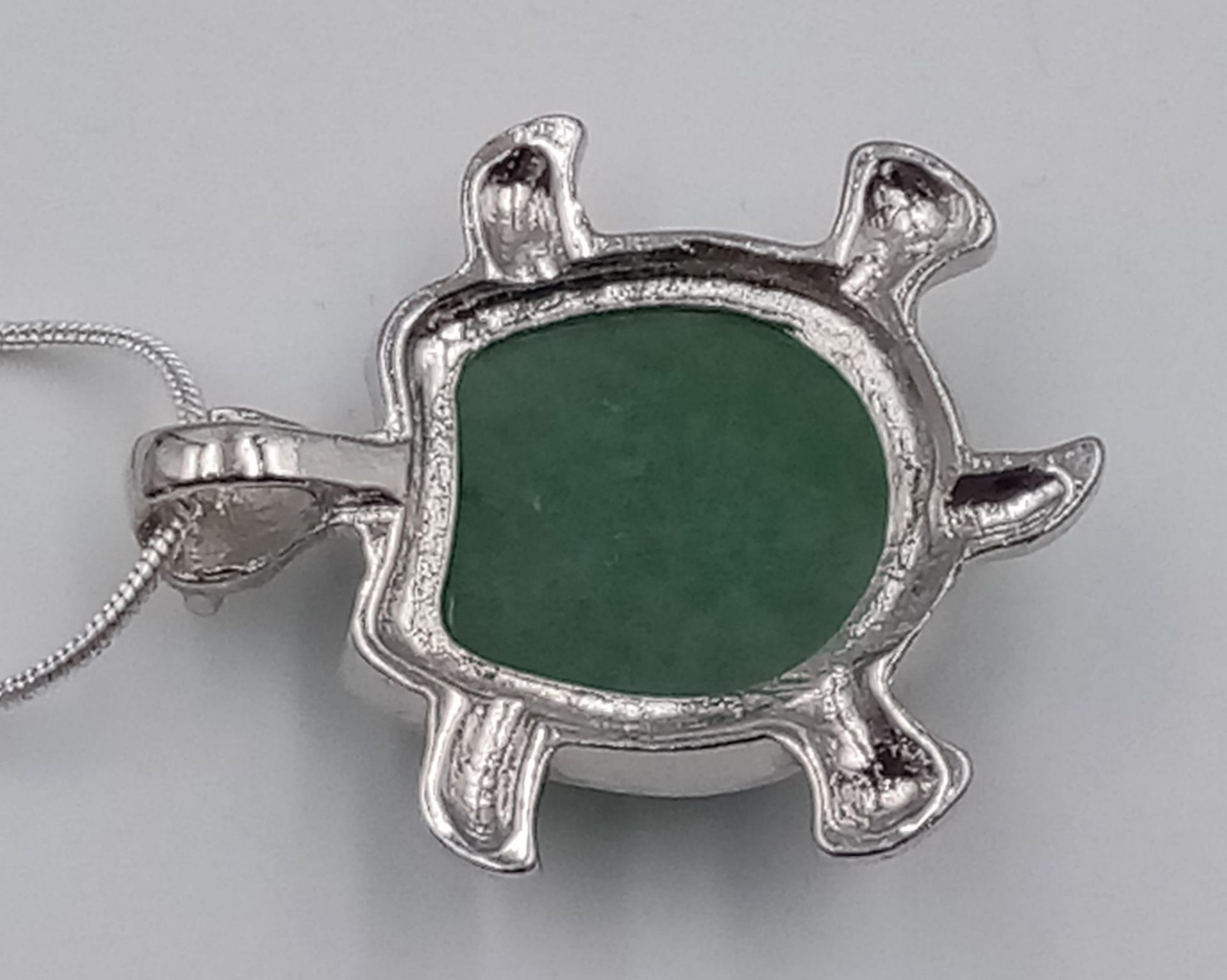 A Green Jade Turtle Pendant on a 925 Silver Necklace. 4cm pendant. 44cm necklace. - Image 4 of 5