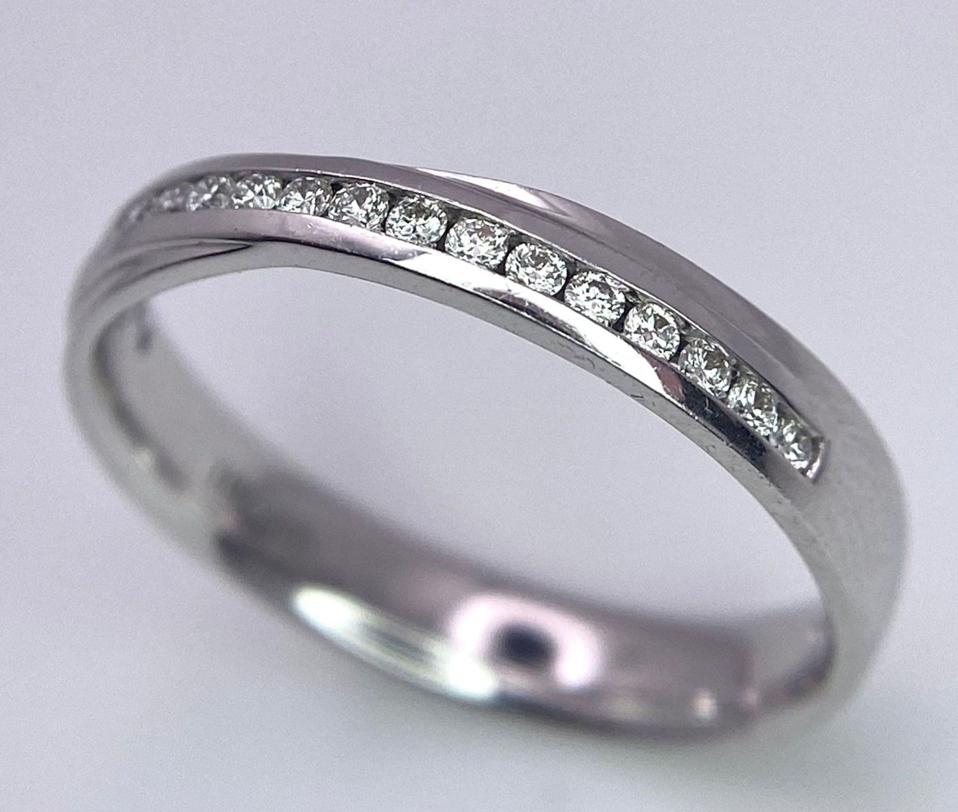 A 18K WHITE GOLD DIAMOND TWIST BAND RING, APPROX 0.20CT DIAMONDS, WEIGHT 2.7G SIZE M 1/2 - Bild 7 aus 12