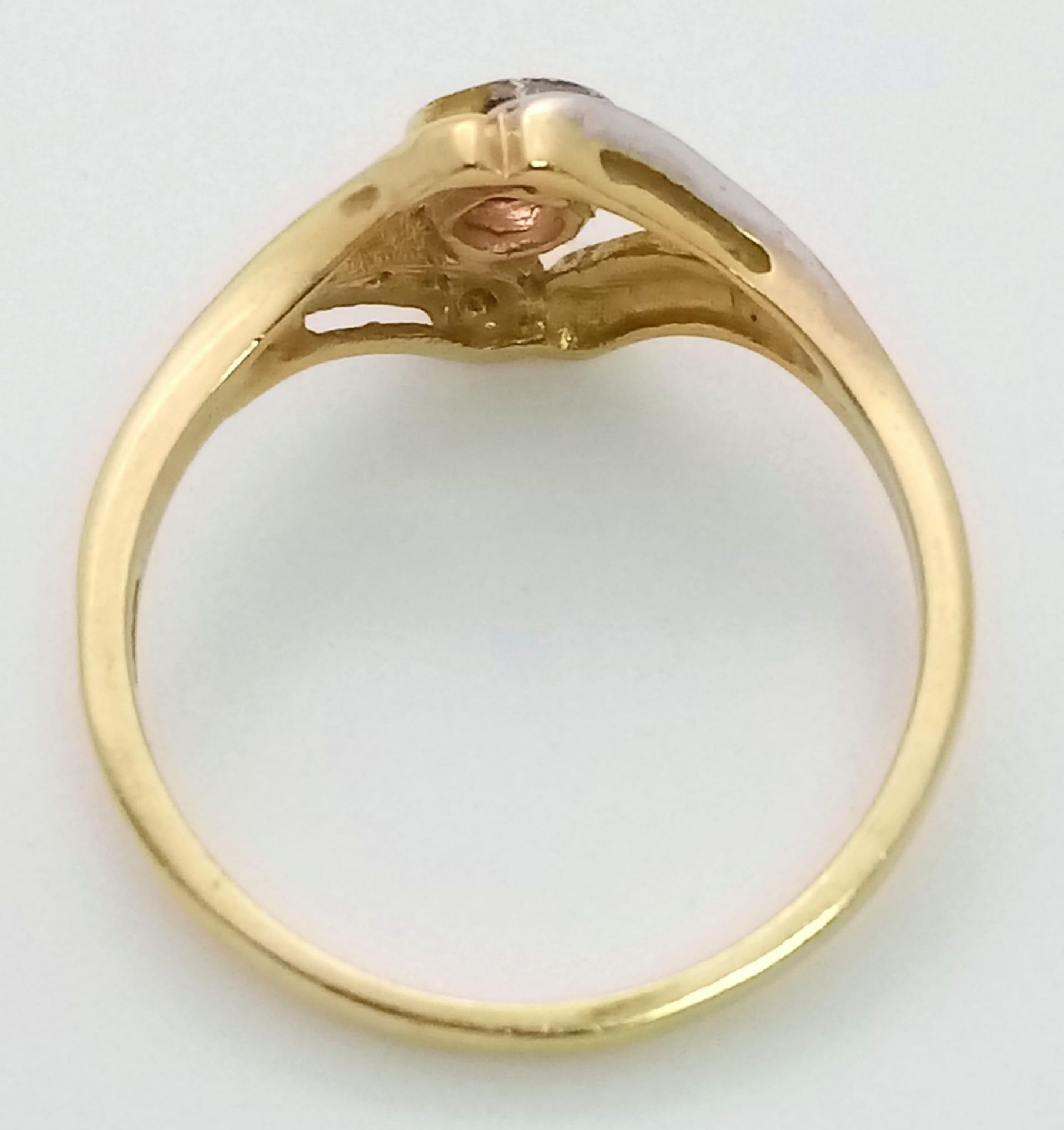 AN ATTRACTIVE 18K YELLOW AND WHITE GOLD DIAMOND & PINK SAPPHIRE RING, WEIGHT 3G SIZE M - Image 4 of 8