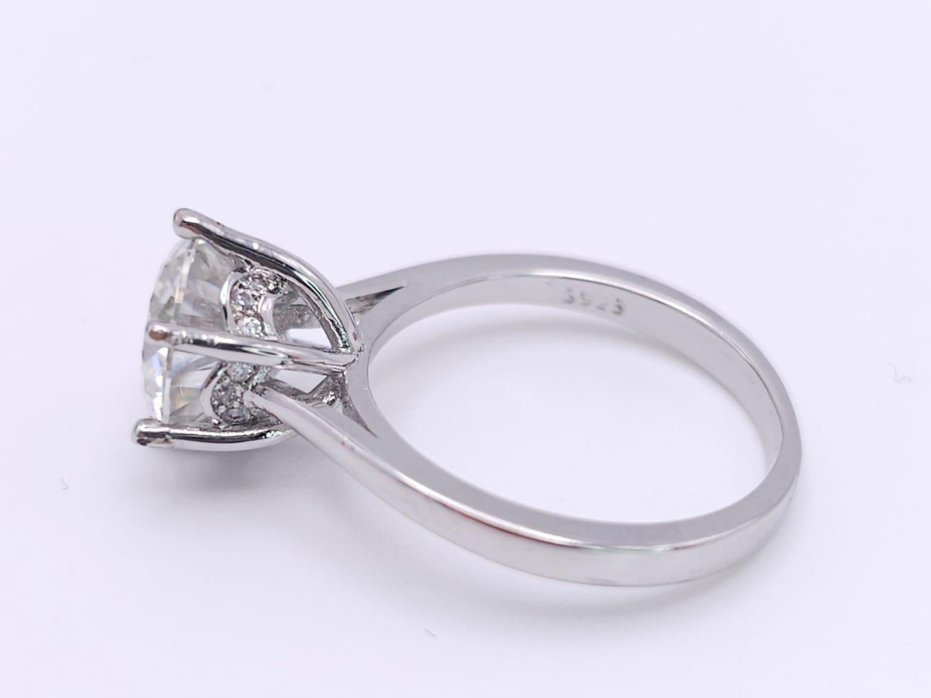 A sterling silver solitaire ring with a stunning round cut moissanite (3 carats), size: N, weight: - Bild 4 aus 13