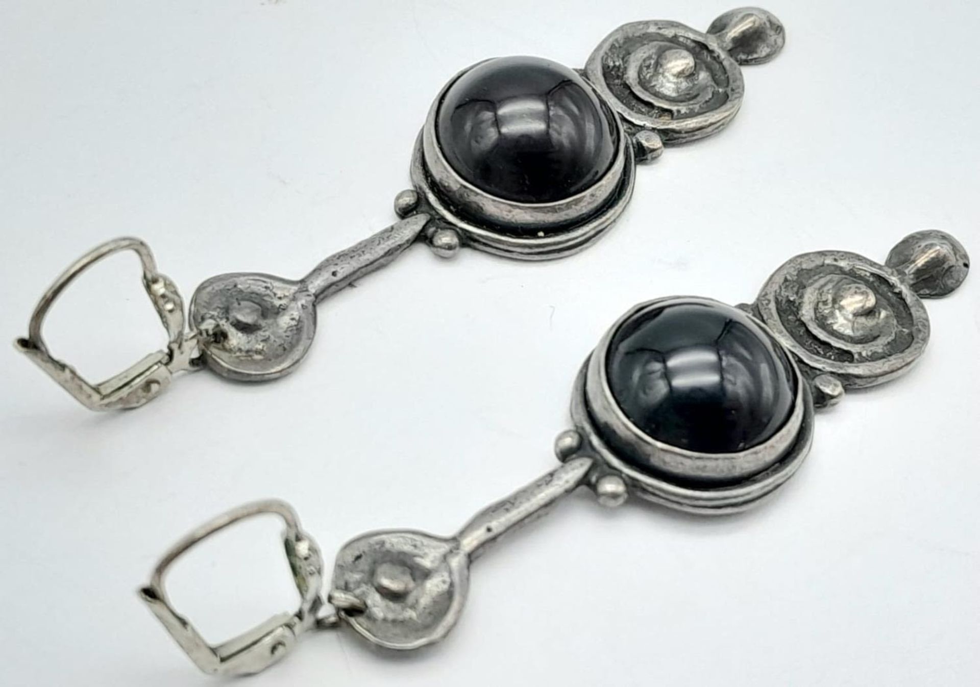 A vintage pair of Israel 925 silver bloodstone drop earrings. Total weight 12.7G. 5.5cm drop. - Image 2 of 4