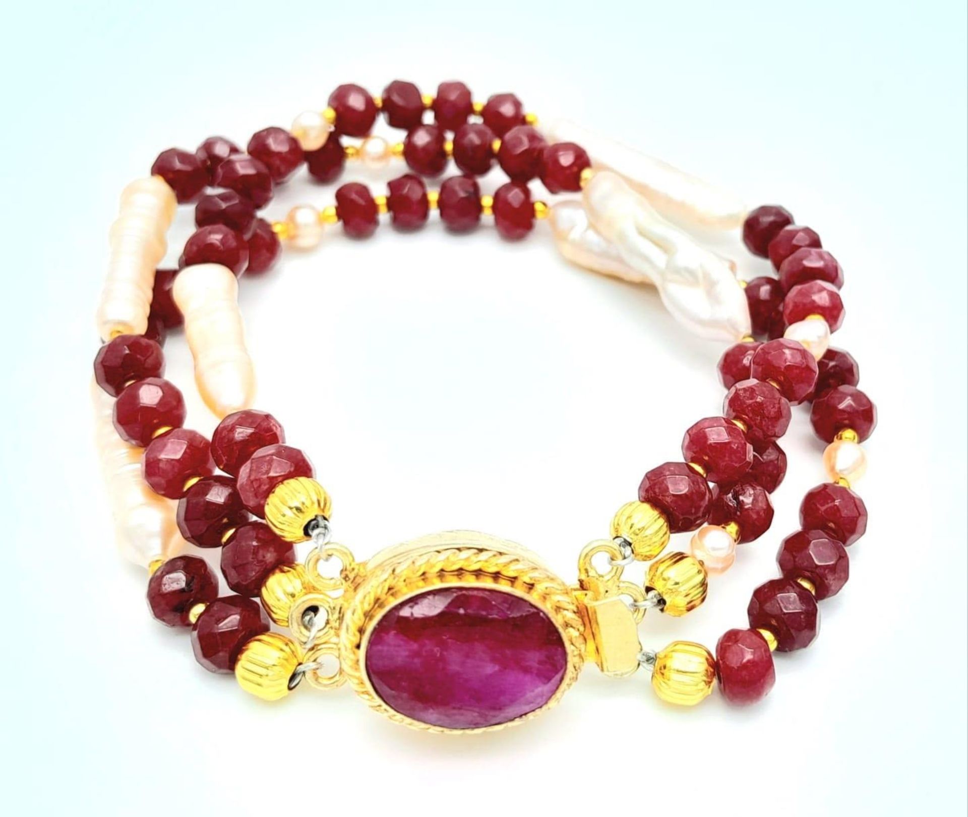 A very glamorous three row necklace and bracelet set with multi-faceted rubies and large, pink, - Bild 9 aus 10