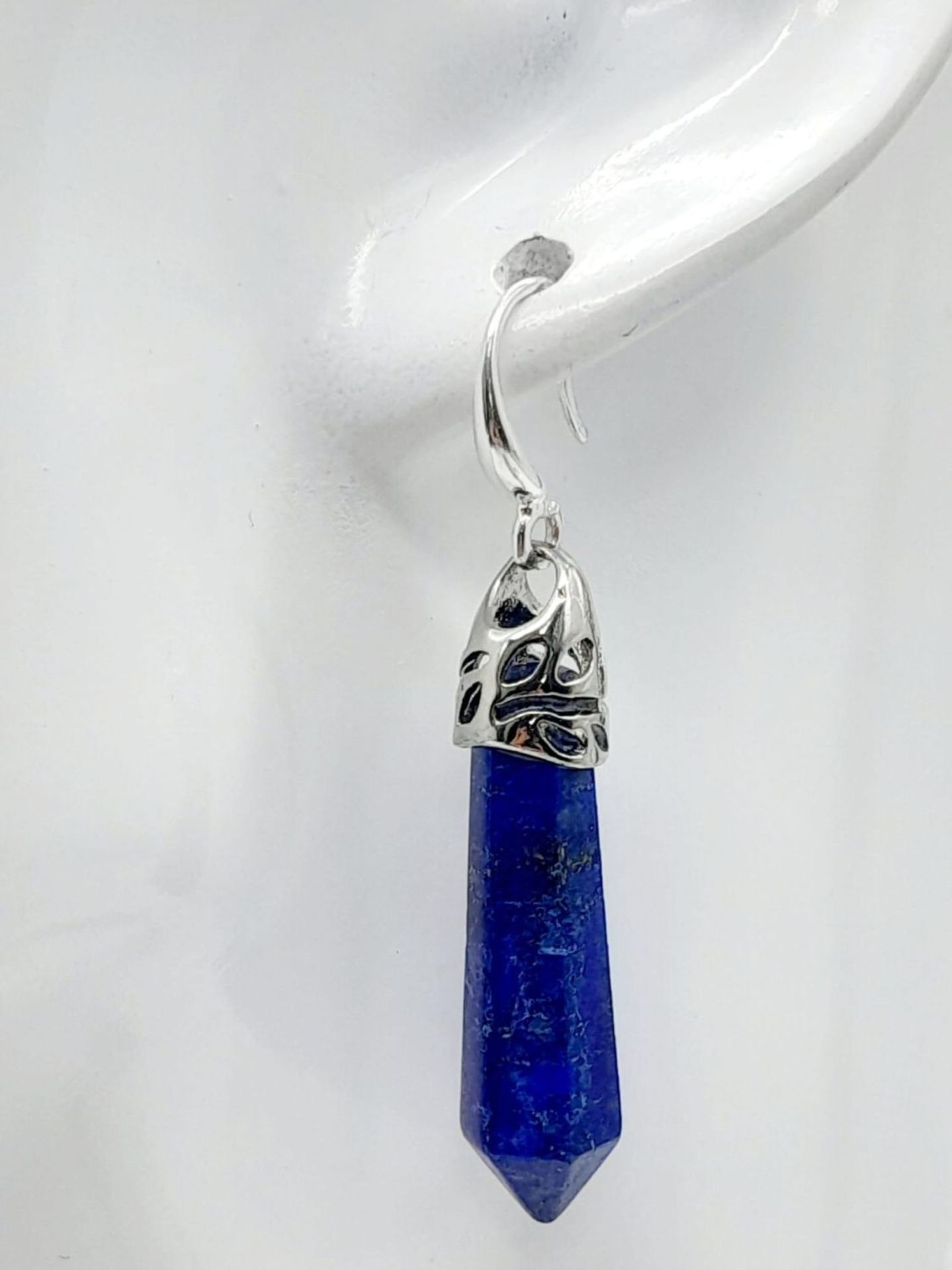 A Lapis Lazuli Jewellery Suite: Cuff bangle, necklace and earrings. 48cm length. - Bild 8 aus 9