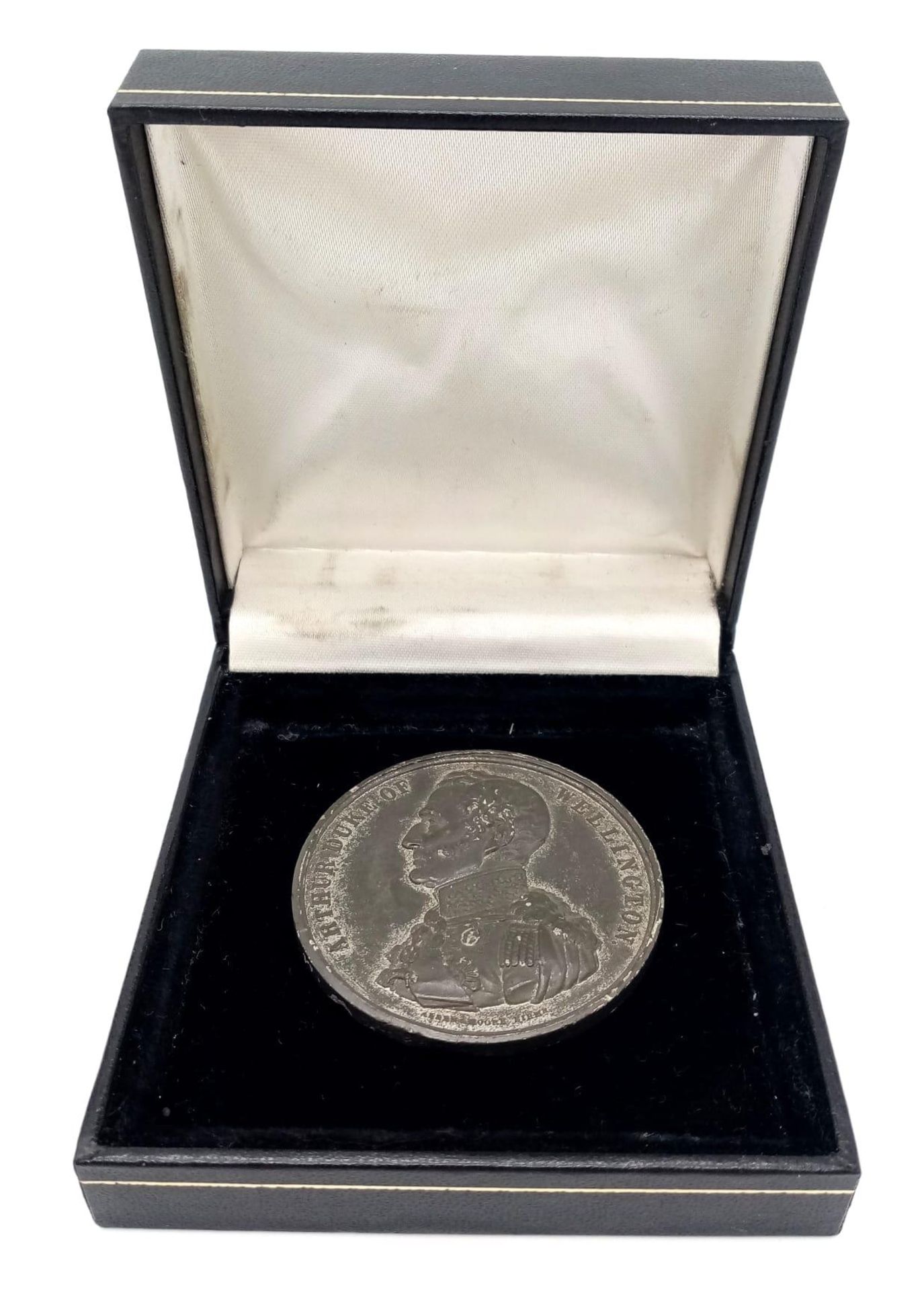 An Antique Commemorative White Metal Medal for the ‘Death of the Duke of Wellington 1852’. (Possibly - Bild 4 aus 8