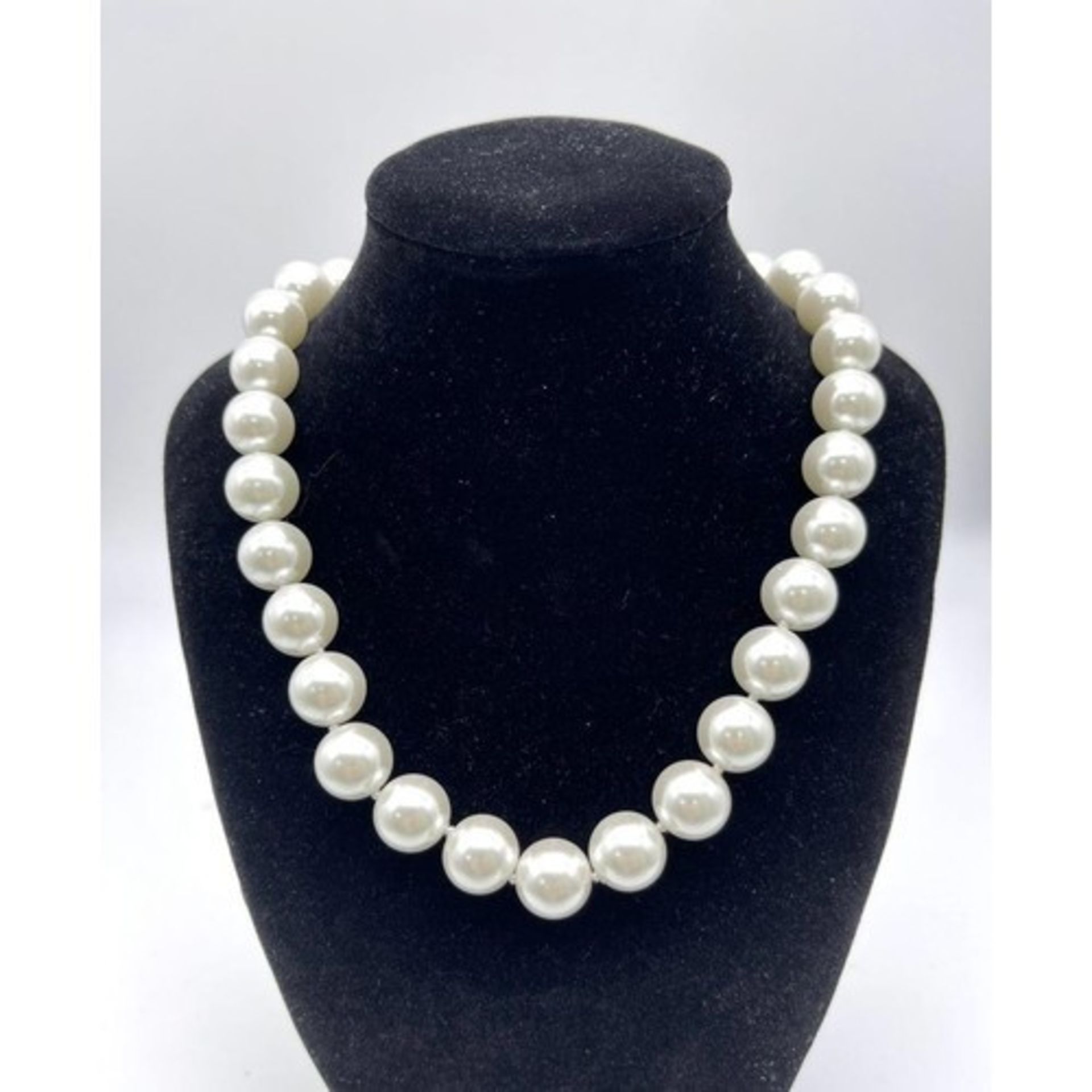 A White South Sea Pearl Shell Bead Necklace. 14mm beads. 44cm necklace length. Heart clasp. - Bild 2 aus 3