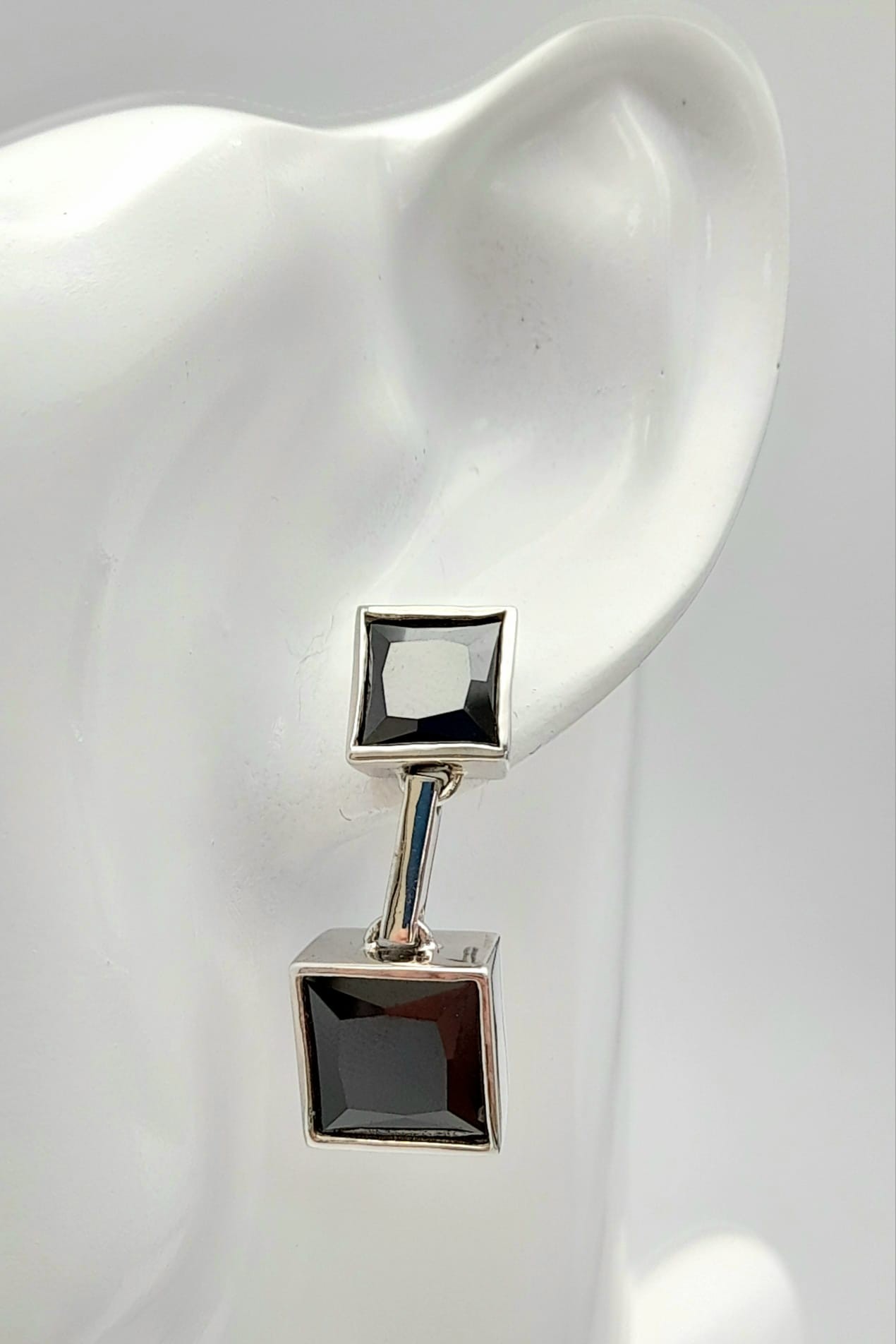 A MODERNIST DESIGNED PAIR OF STERLING SILVER STONE SET DROP EARRINGS, WEIGHT 14.4G - Image 10 of 12