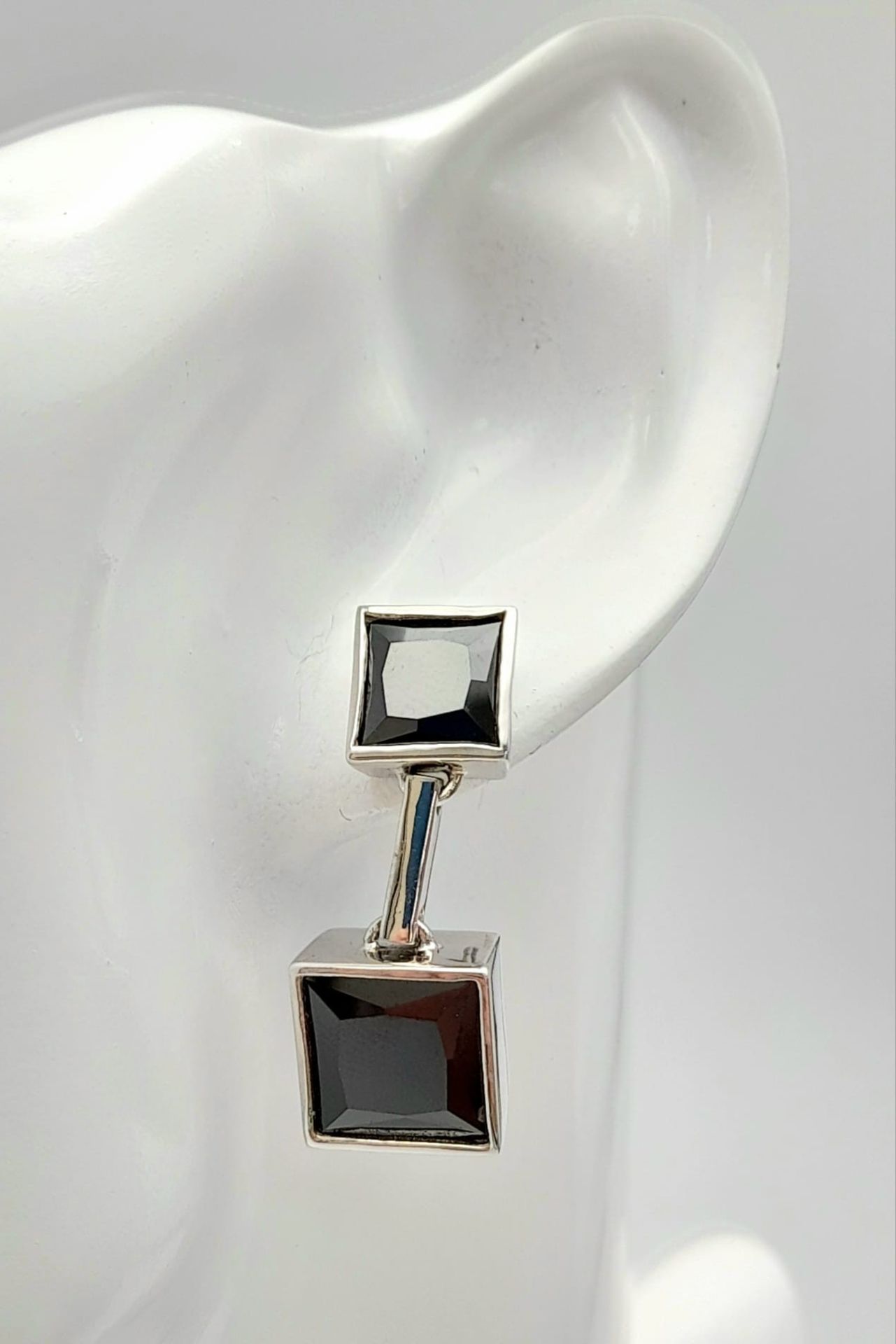 A MODERNIST DESIGNED PAIR OF STERLING SILVER STONE SET DROP EARRINGS, WEIGHT 14.4G - Bild 10 aus 12