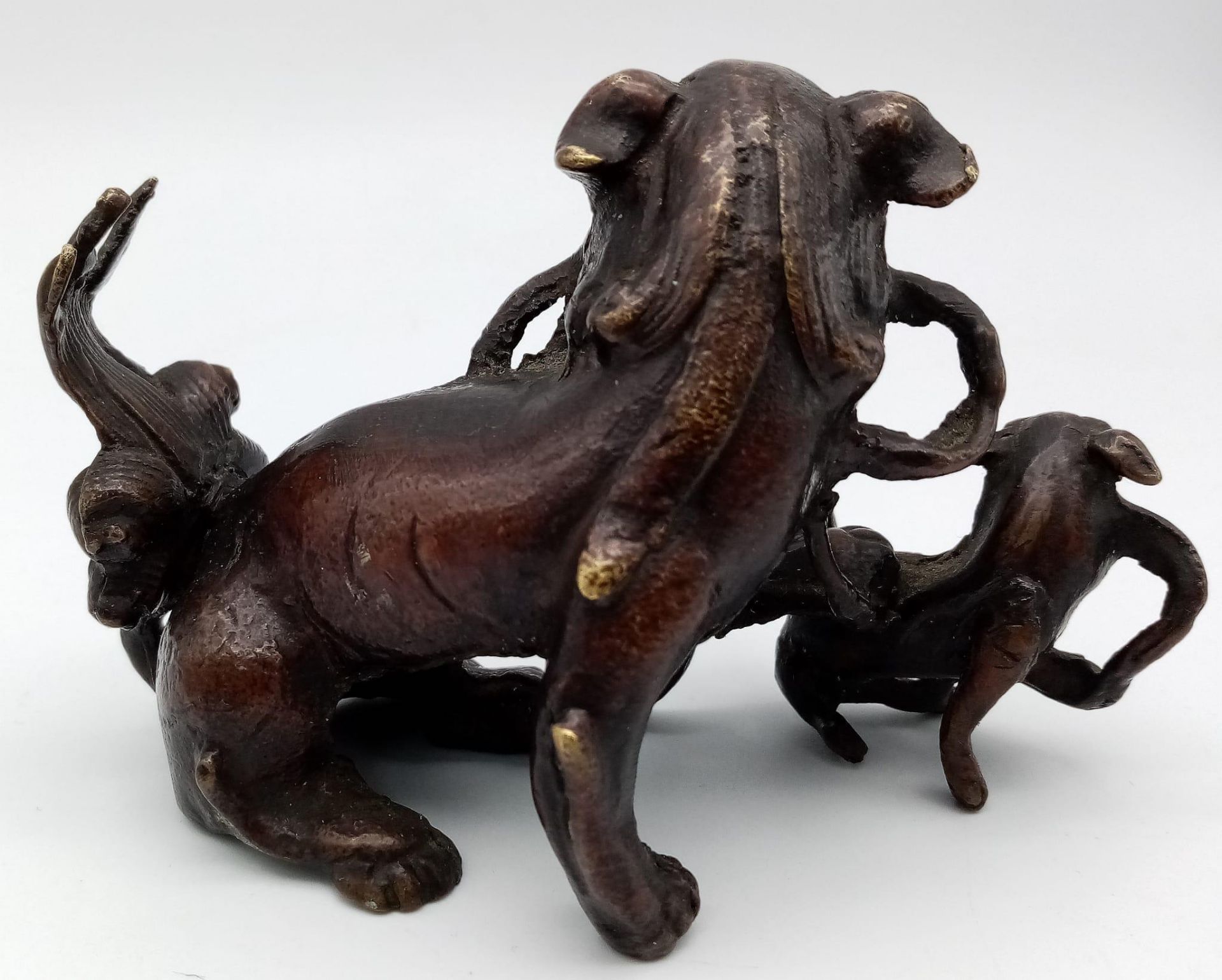 A Superb Antique Japanese Bronze Figure of Two Shishi Lions. Meiji period with wonderful detail - Bild 3 aus 5