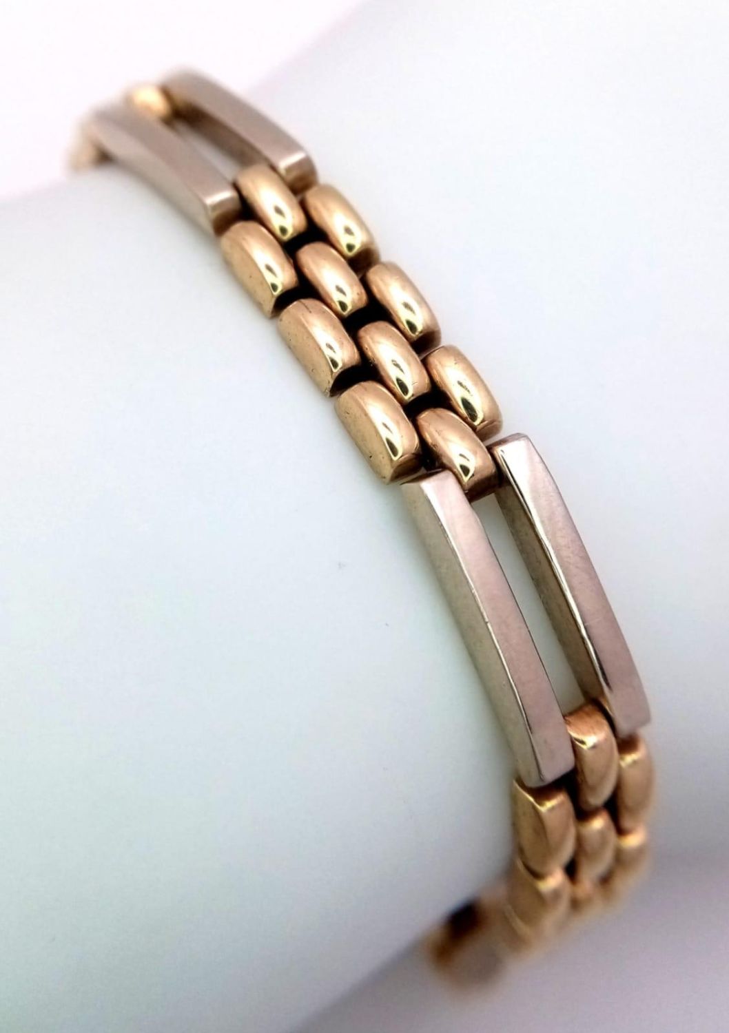 A Stylish Italian 9K Yellow Gold Geometric Bar Link Bracelet. 18cm length. 14g weight.