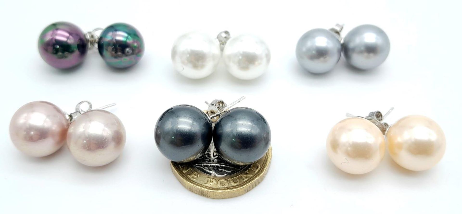 Six Pairs of Colourful Metallic South Sea Pearl Shell 12mm Bead Stud Earrings. Set in 925 silver. - Bild 2 aus 7