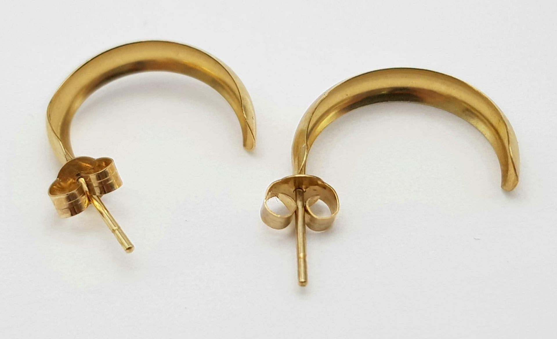 2X pairs of stylist 9K yellow gold earrings. Total weight 1.2G. Please see photos for details. - Image 7 of 11