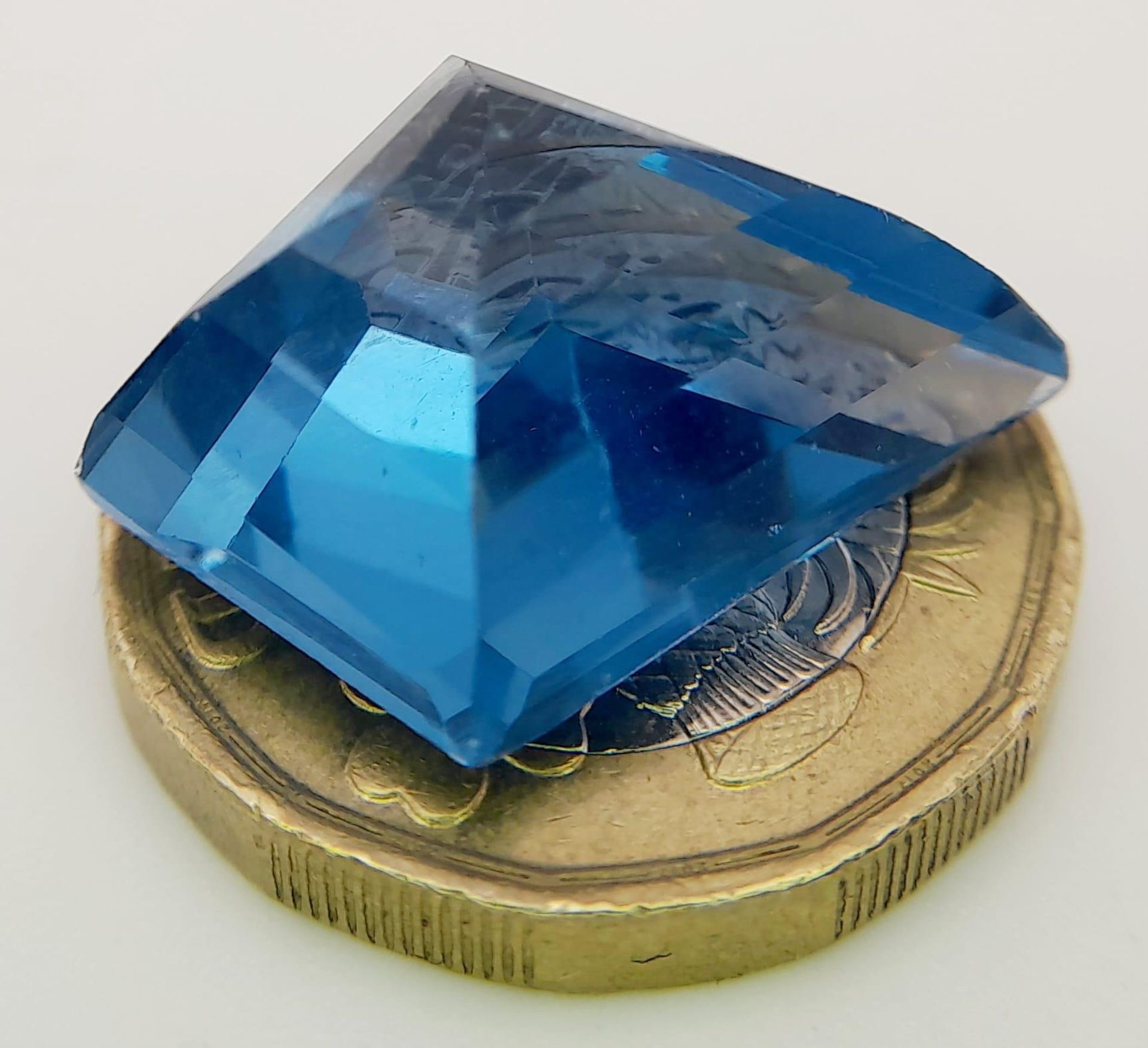 A 22ct Ice Blue Apatite Gemstone. Diamond shaped cut. No visible marks or inclusions. No certificate - Bild 4 aus 6