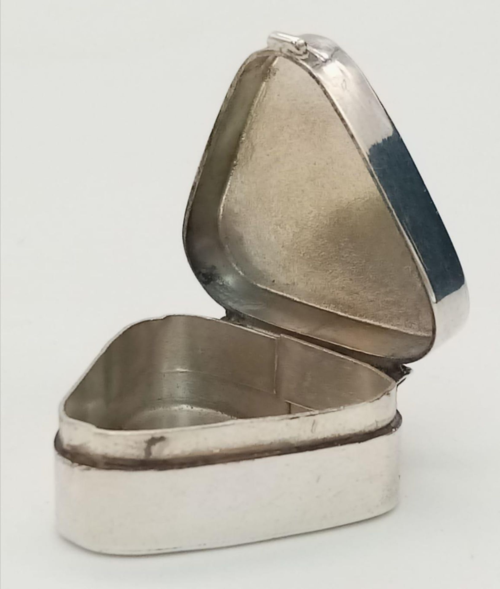 A TRIANGULAR STERLING SILVER TRINKLET BOX/PILL BOX, NICELY ENGRAVED ON TOP, WEIGHT 7.1G - Bild 6 aus 12