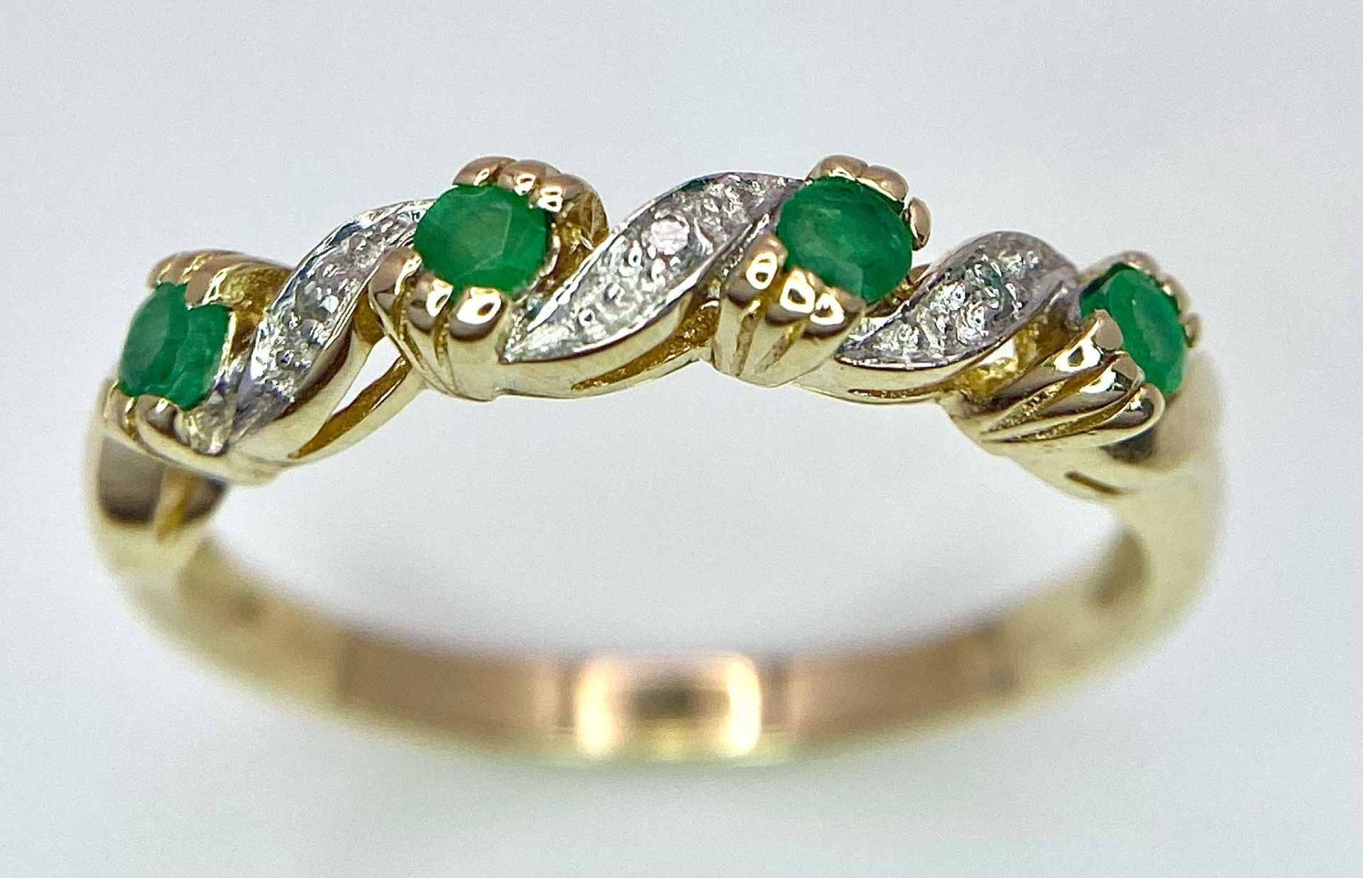 A 9K Yellow Gold Diamond and Emerald Ring. Size P, 2g total weight. Ref: 8446 - Image 3 of 13