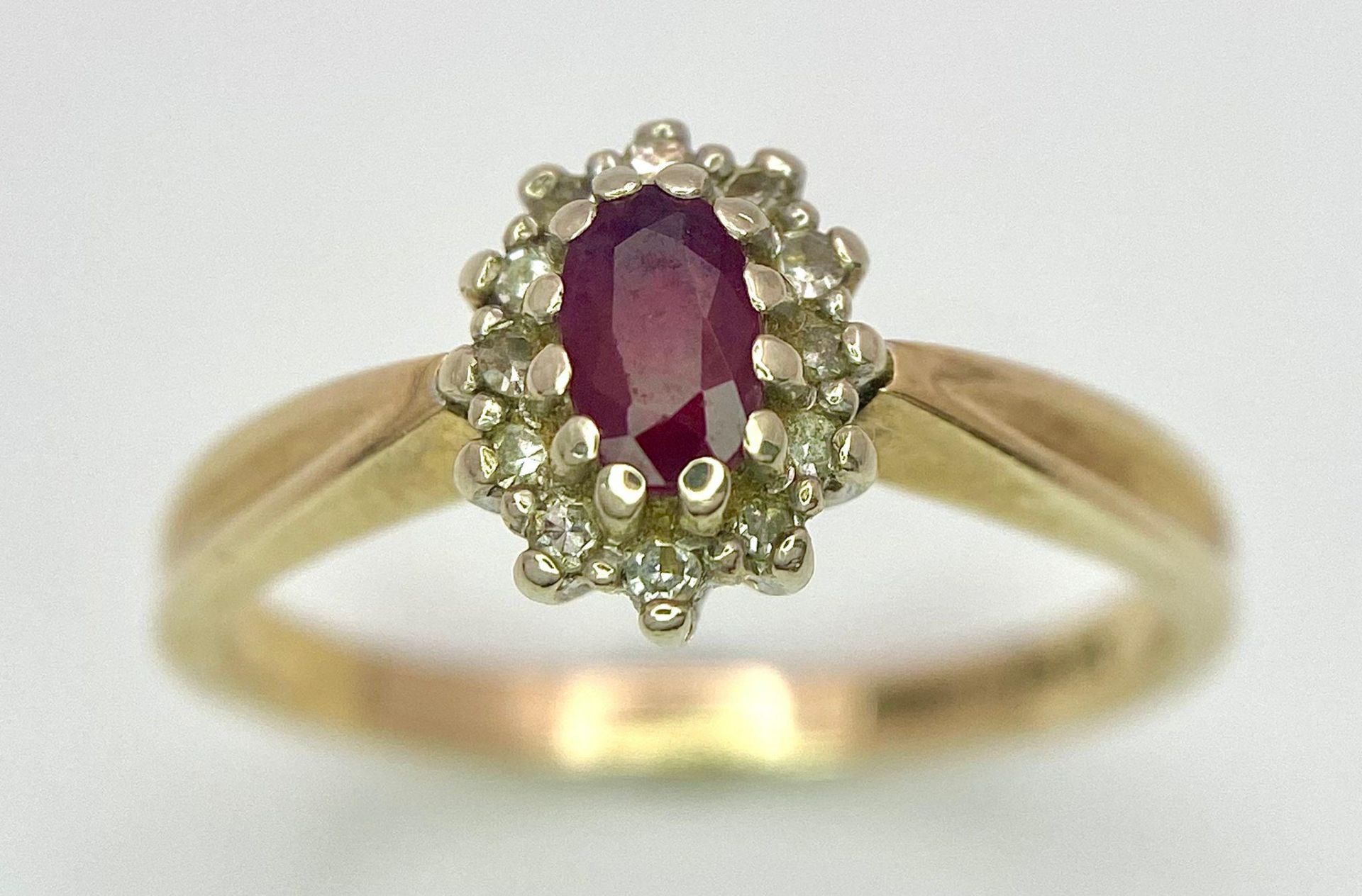 A Vintage 9K Yellow Gold Diamond and Ruby Ring. Central oval diamond with diamond surround. Size - Bild 3 aus 6