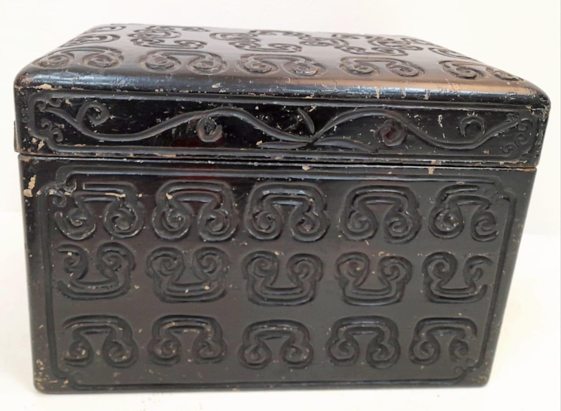 A Fascinating and Wonderful Antique Chinese Large Lacquered Box - 18th century, possibly earlier. - Bild 7 aus 7