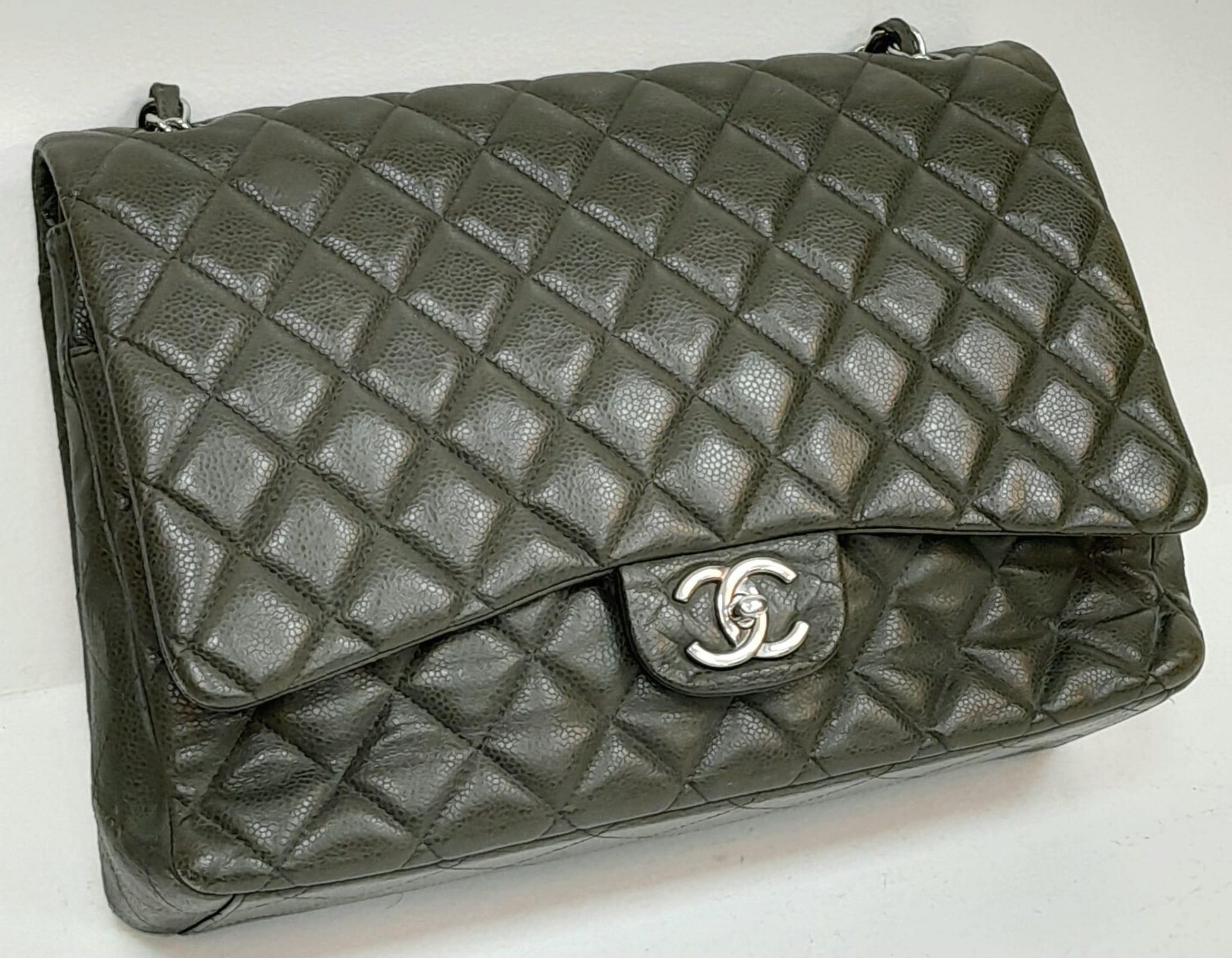 A Chanel Green Jumbo Classic Double Flap Bag. Quilted leather exterior with silver-toned hardware, - Bild 2 aus 14