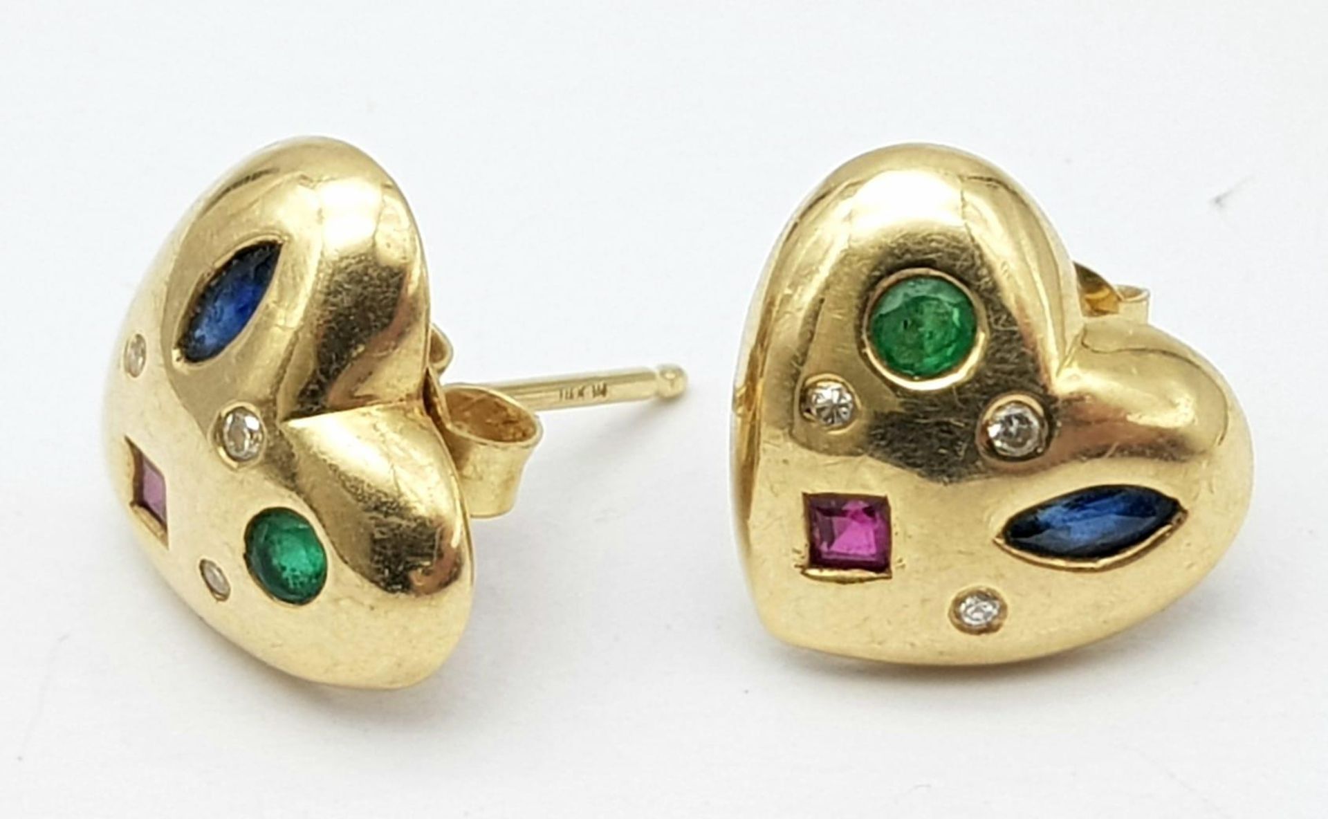 A 9 K yellow gold, heart shaped earrings with emeralds, sapphires, rubies and diamonds. - Image 2 of 5