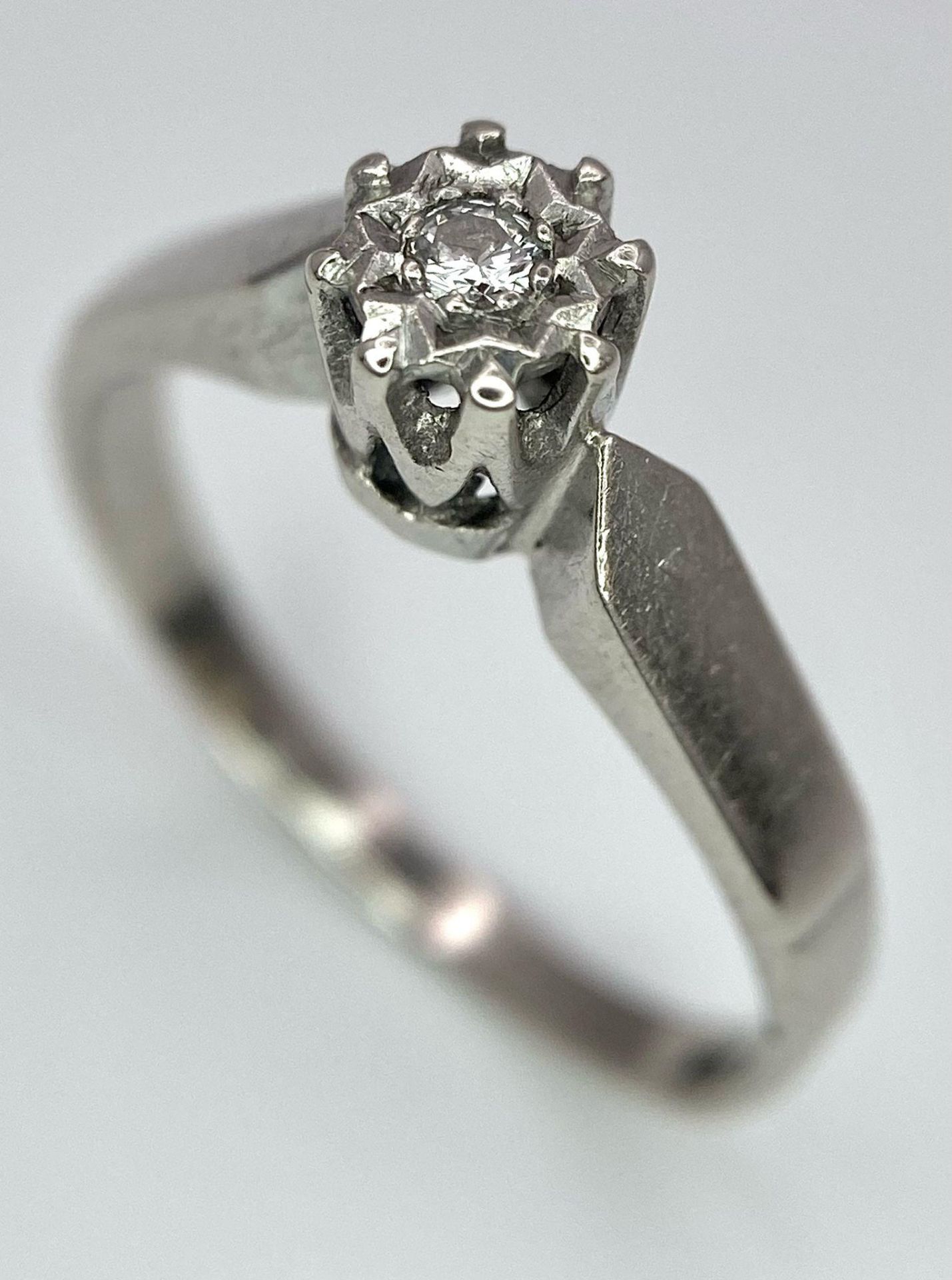 An 18K White Gold Diamond Solitaire Ring. Size M. 2.61g - Bild 4 aus 6